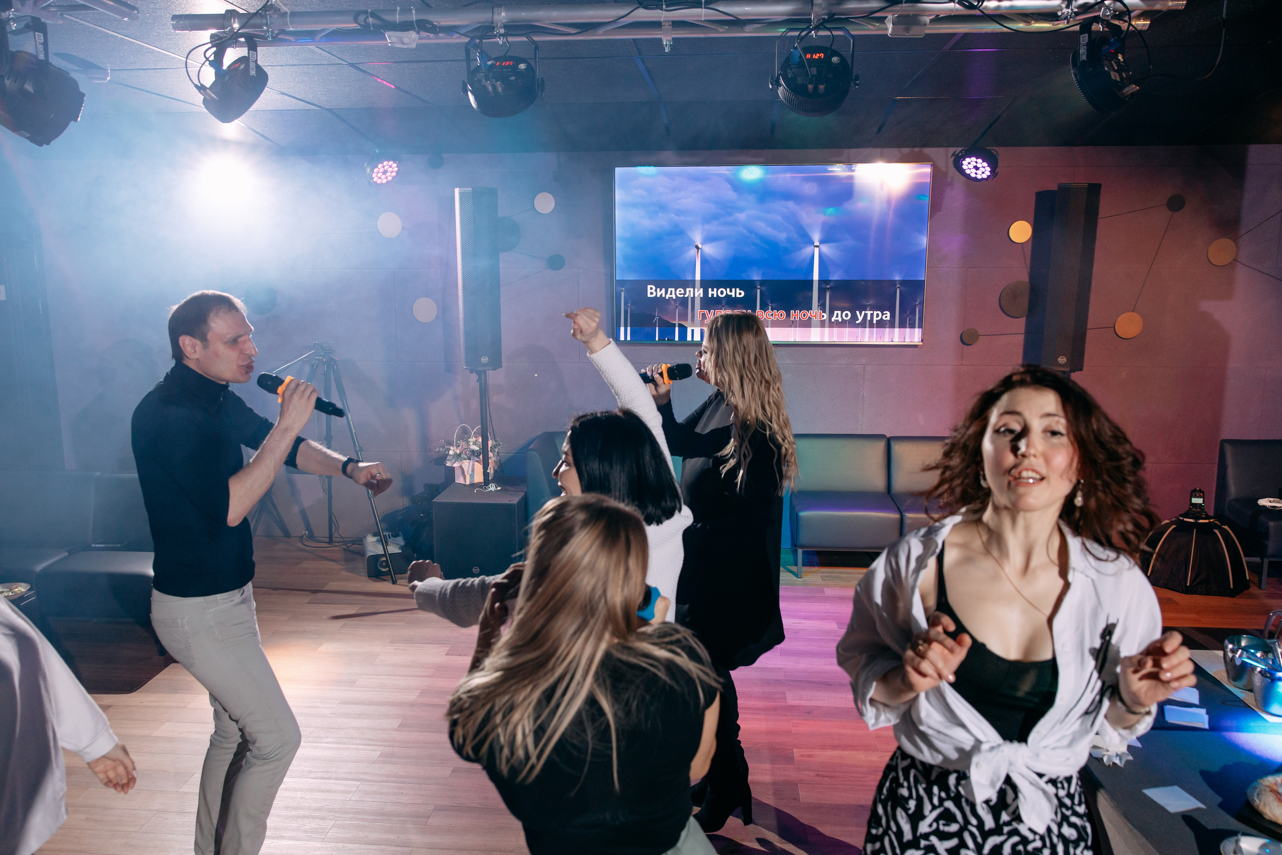 День рождения в караоке. Фото и видео съемка. Андрей Ионов