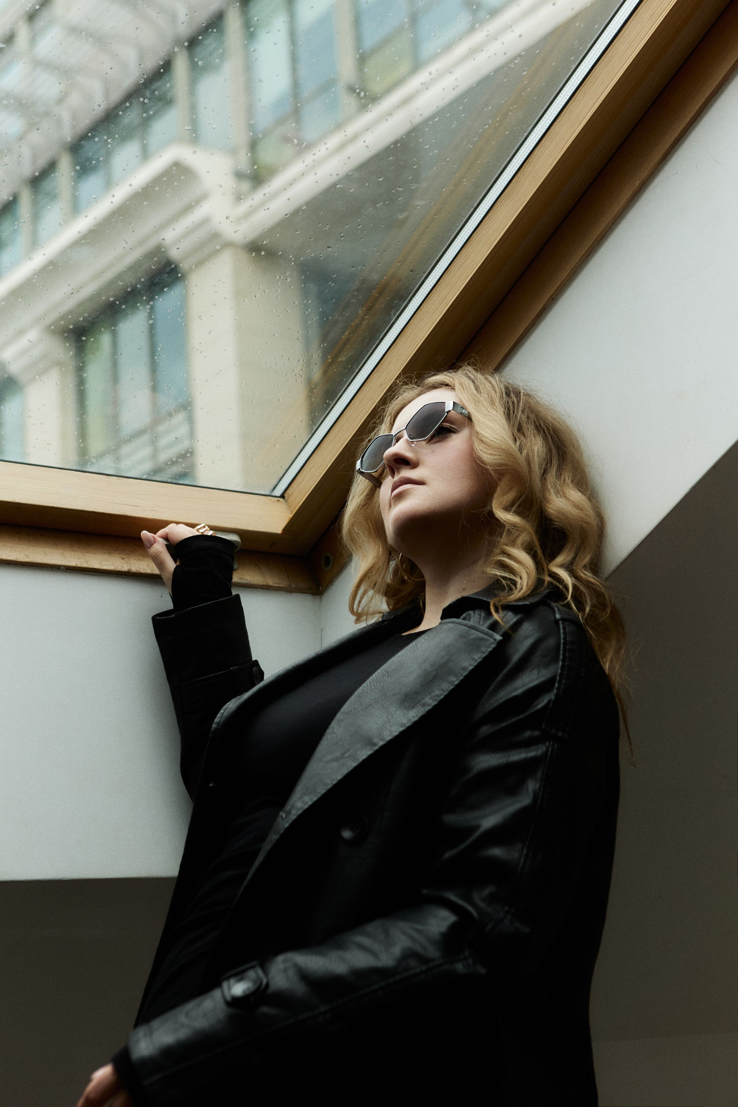 стильная фотосессия в студии как из pinterest, фотосессия в кожаном плаще,  портретный фотограф в Москве