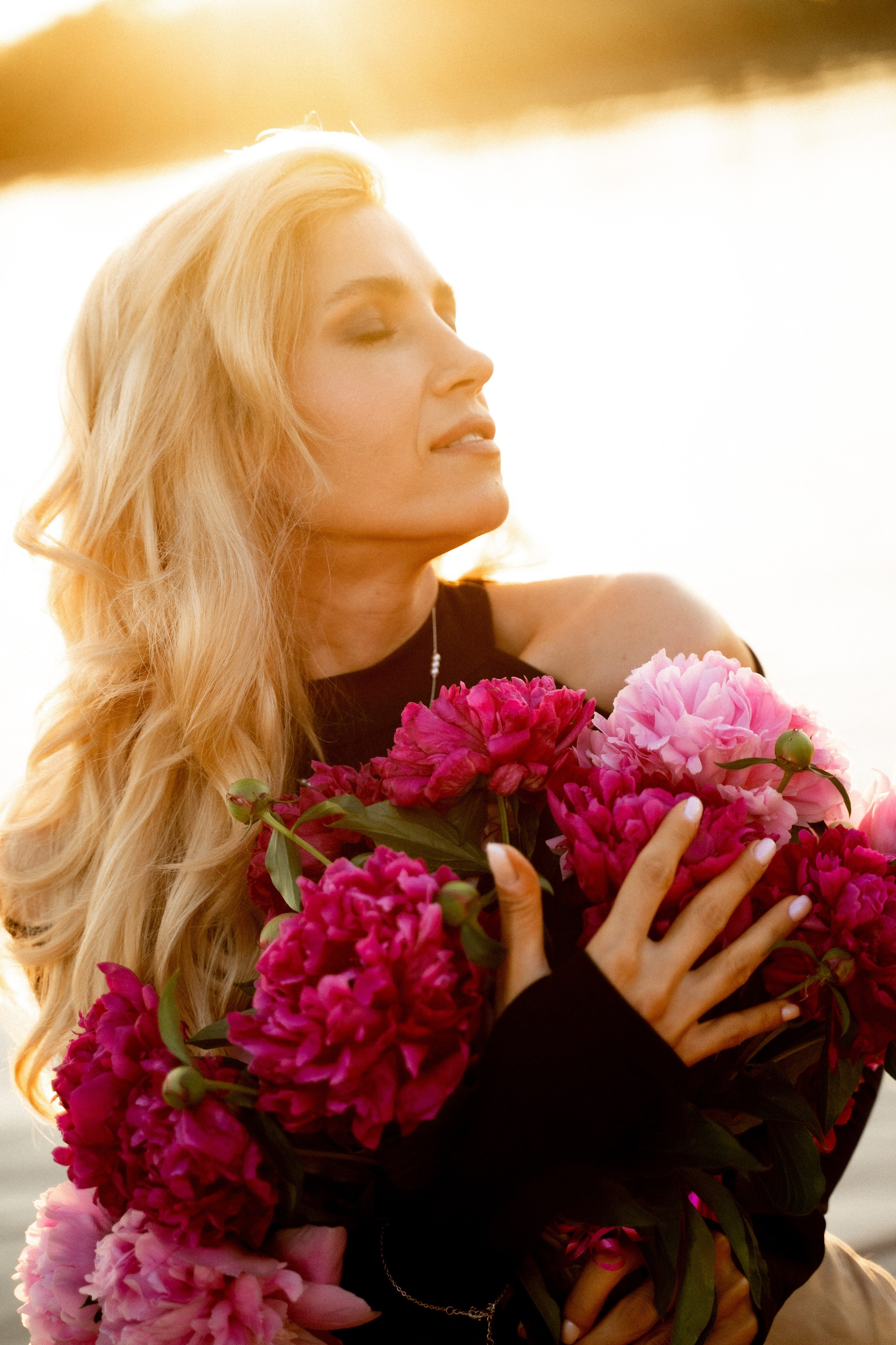 Девушки на берегу