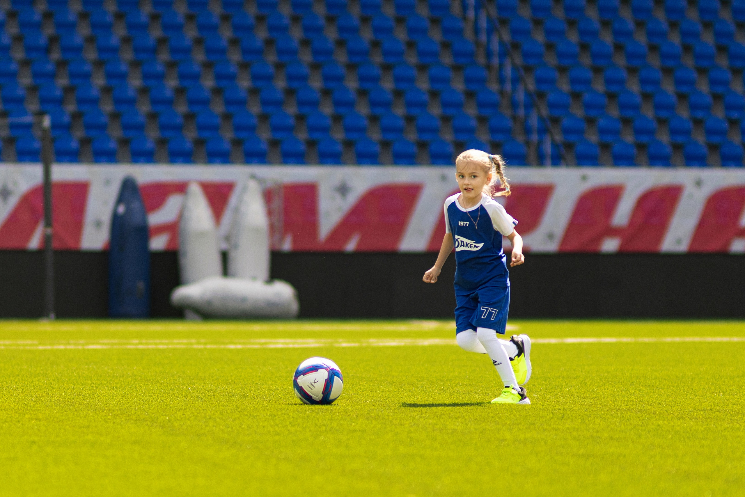 Детский портрет с Алисой на футбольном стадионе. Дмитрий Шульгин, портретный фотограф в Воронеже