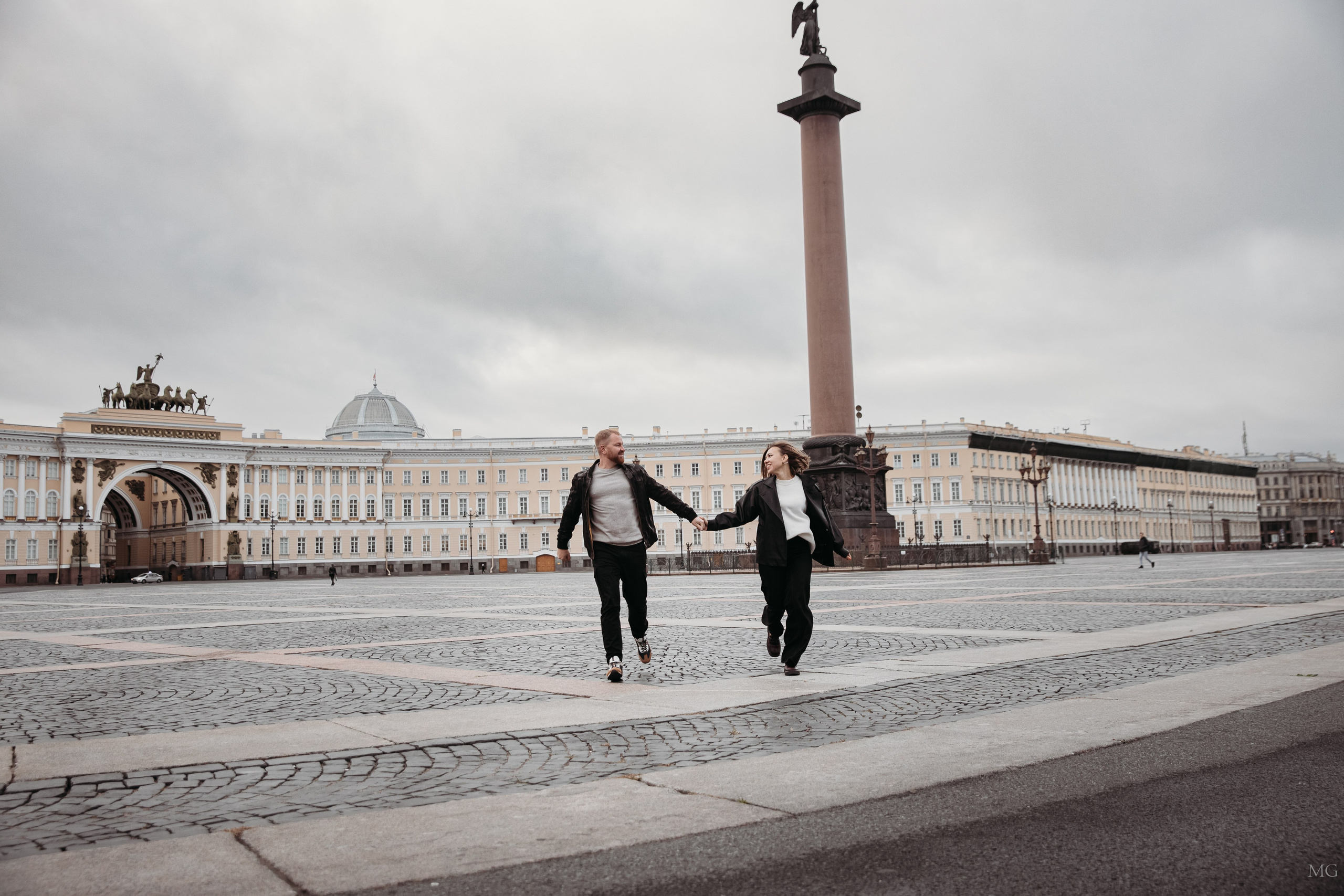 Влюбленные гуляют и бегают по Дворцовой площади