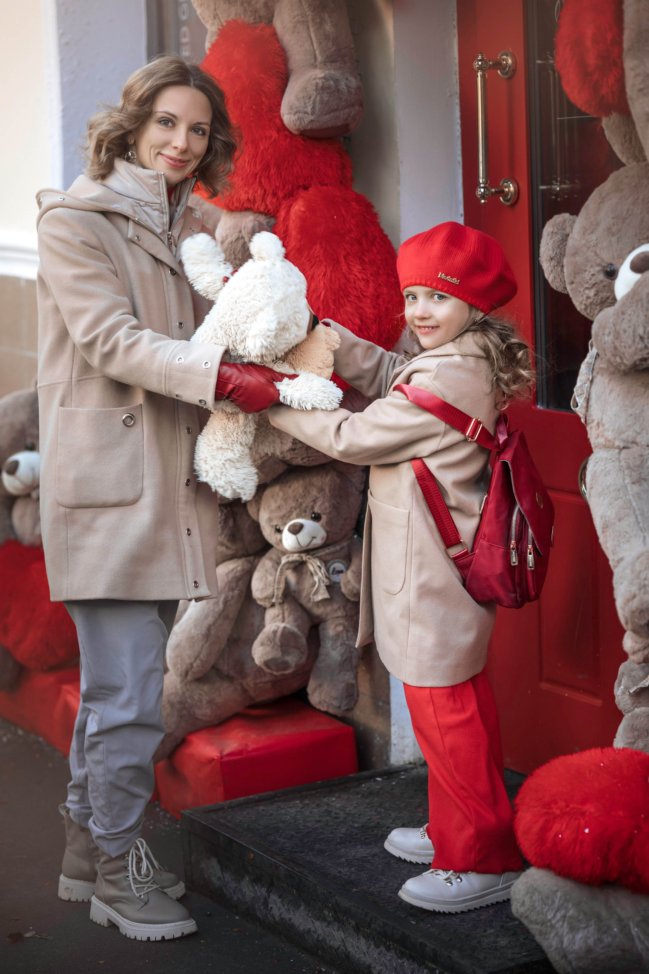 Семейная фотосъемка в Москве для мамы и дочки. Прогулка днем по новогодней Москве украшенной зимними новогодними елками и шарами, красно-бежевая, Третьяковский проезд, Манежная площадь, ГУМ-ярмарка