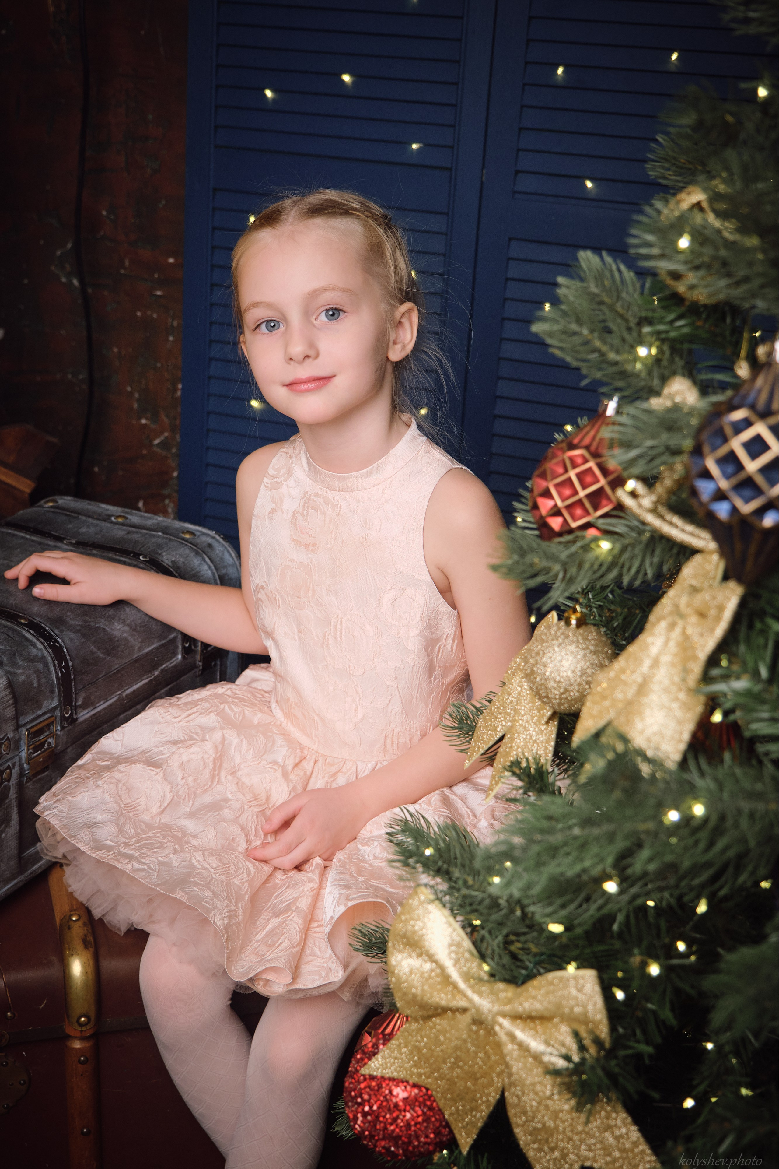 Семейная фотосессия мамы и дочек в студии в Москве фотограф Колышева Виктория. Портретный фотограф на новый год в Москве Виктория Колышева