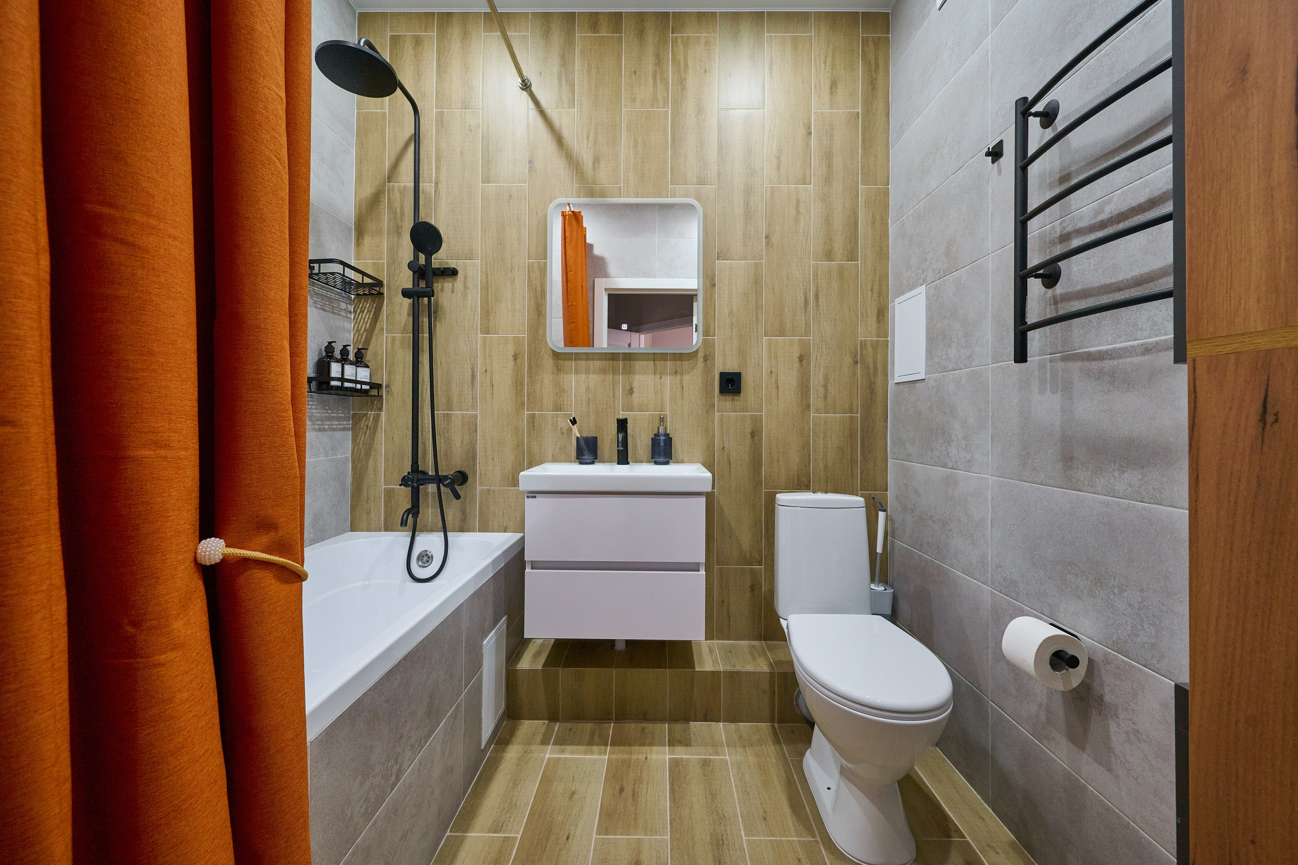 ванная комната оранжевые шторы  бежевые деревянные обои белый туалет белый 