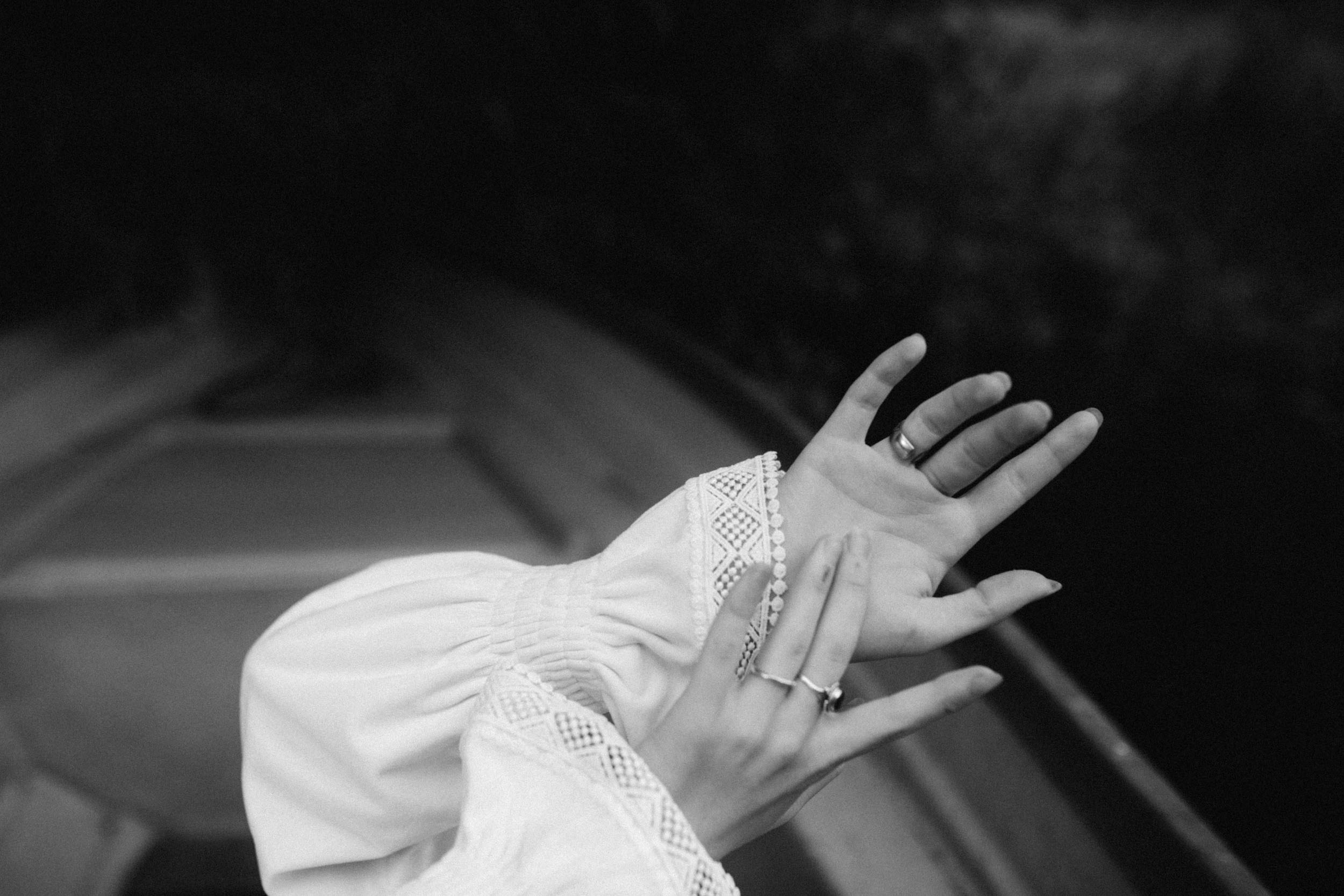 Черно-белый портрет девушки в лодке