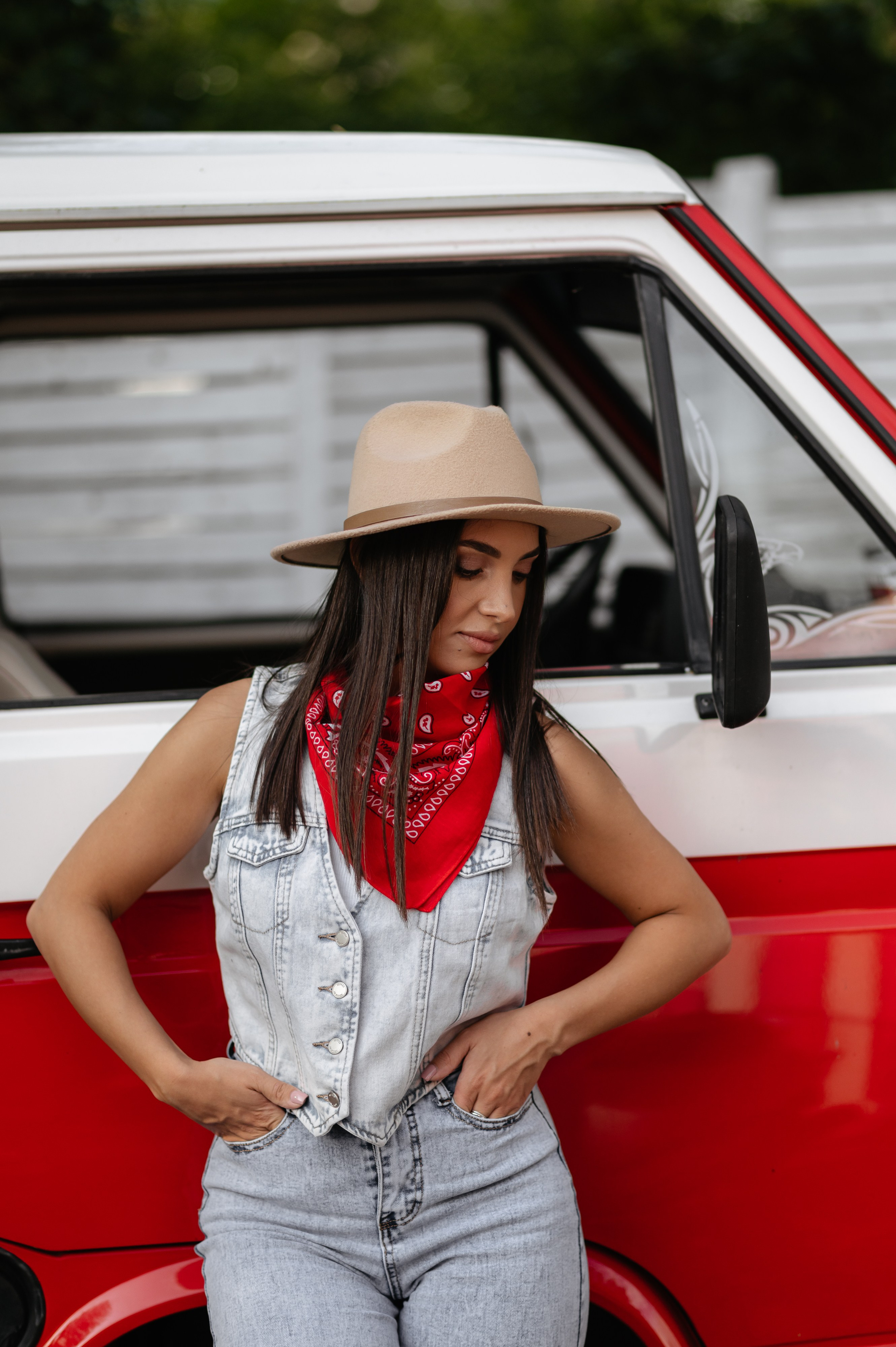 С красным минивэном. Главная