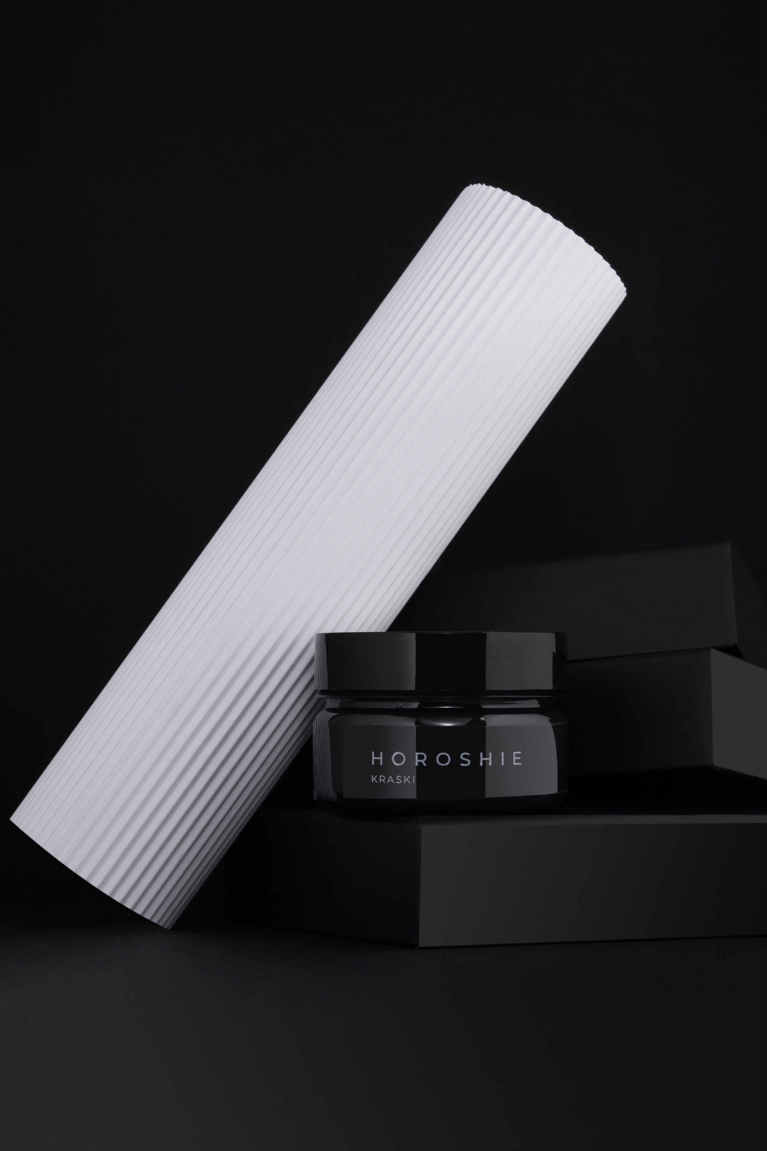 Черный колер фотография с подставкой и реквизитом. Колер для текстурной пасты.