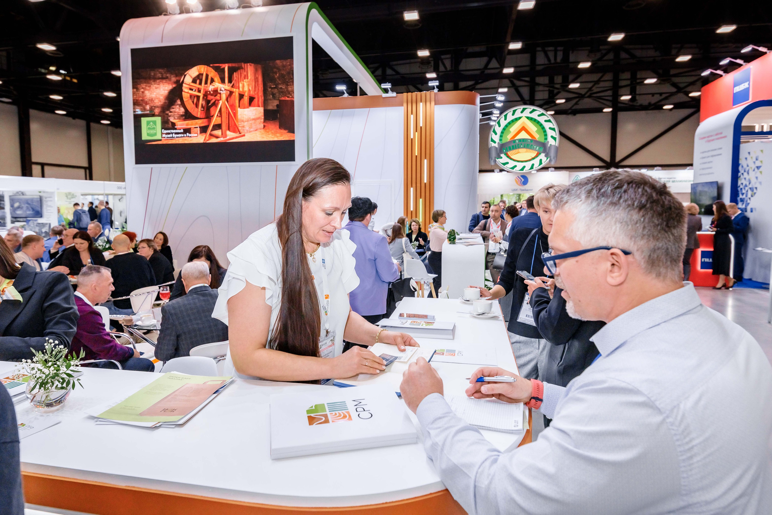 PulpFor, Работа стенда ОБФ (Объединенные бумажные фабрики). Репортажный фотограф в Москве Сергей Мирошников