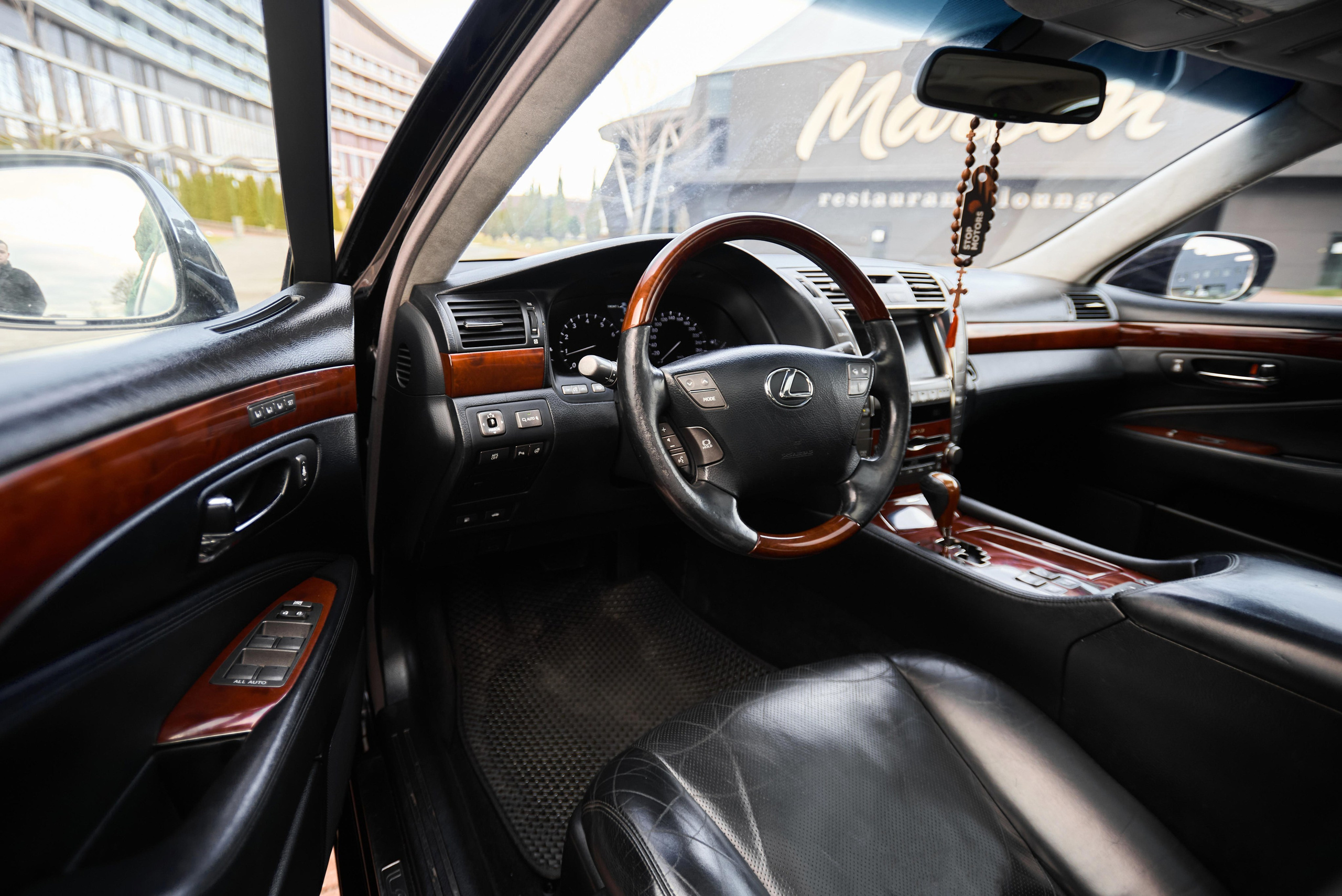 Lexus LS460L. Автомобильный и интерьерный фотограф в Минске Александр Тагаев