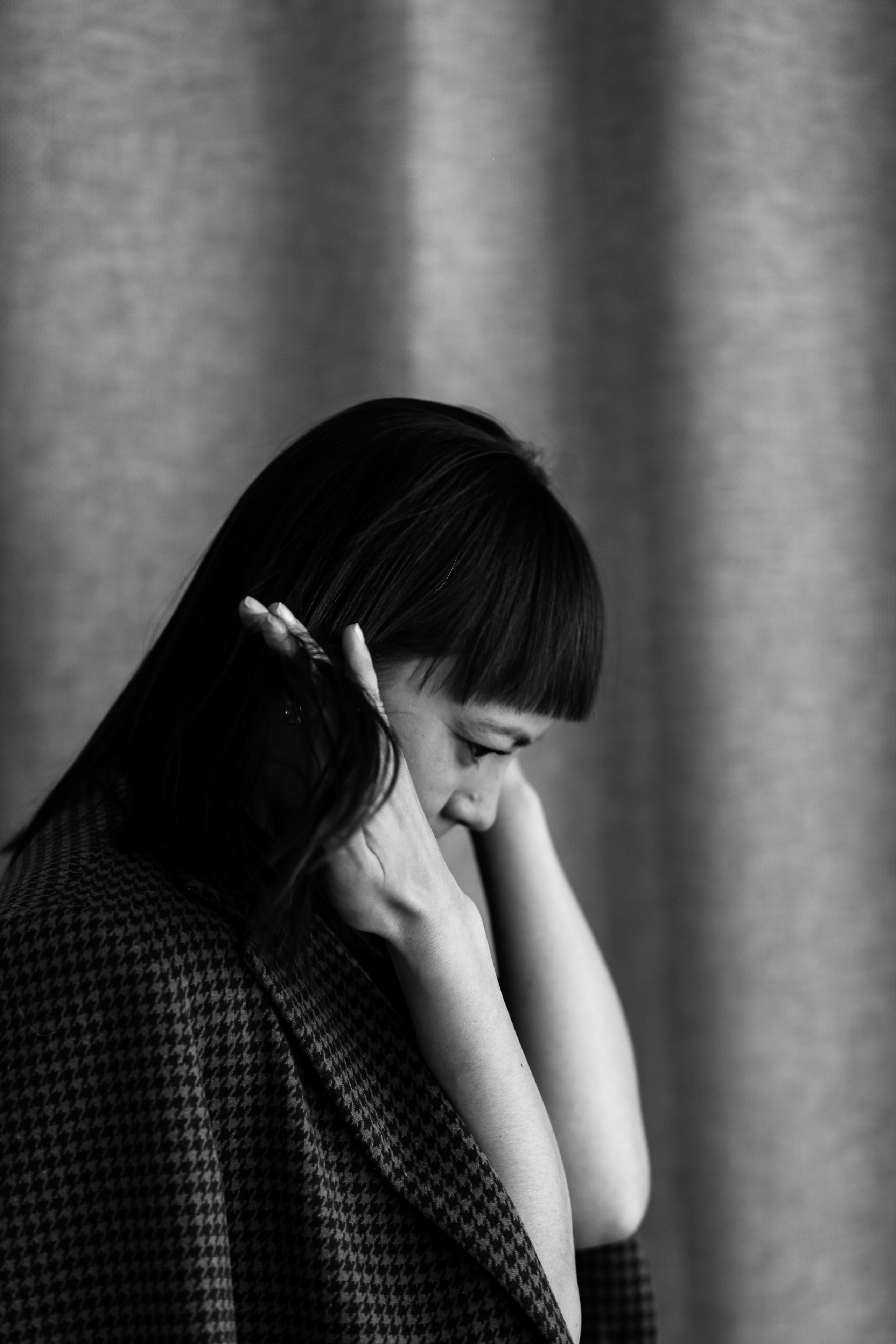 черно-белое фото крупный портрет девушки 