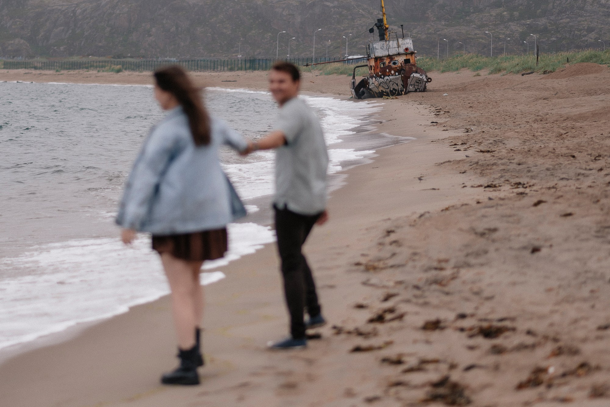 Даша и Дима. Прогулка по берегу Баренцева моря. Фотограф в Мурманске Екатерина Рудак