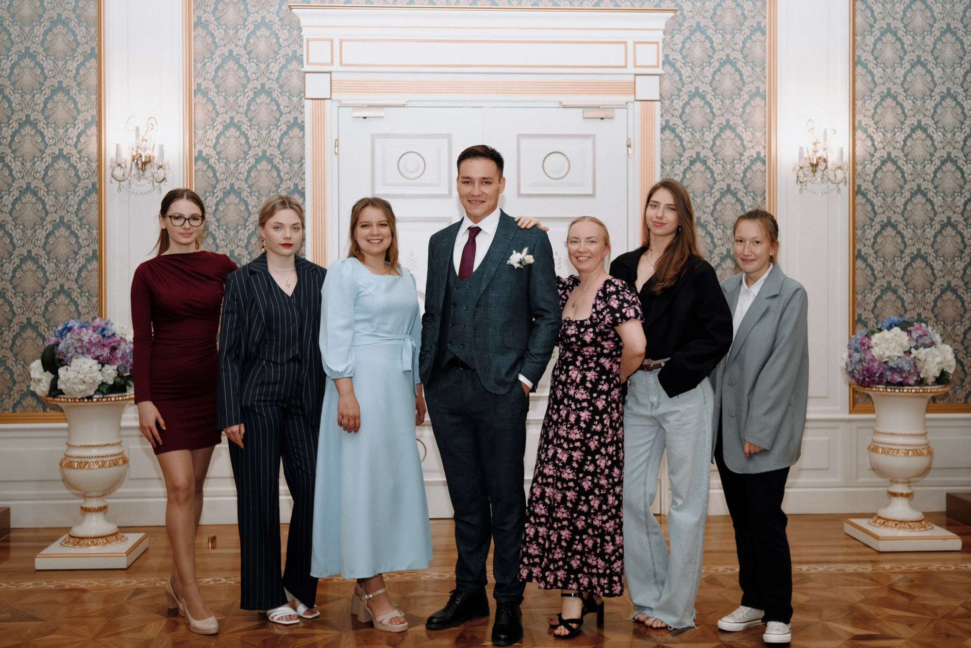 Регистрация брака в Тюменском Дворце бракосочетания, пара с гостями в торжественном зал