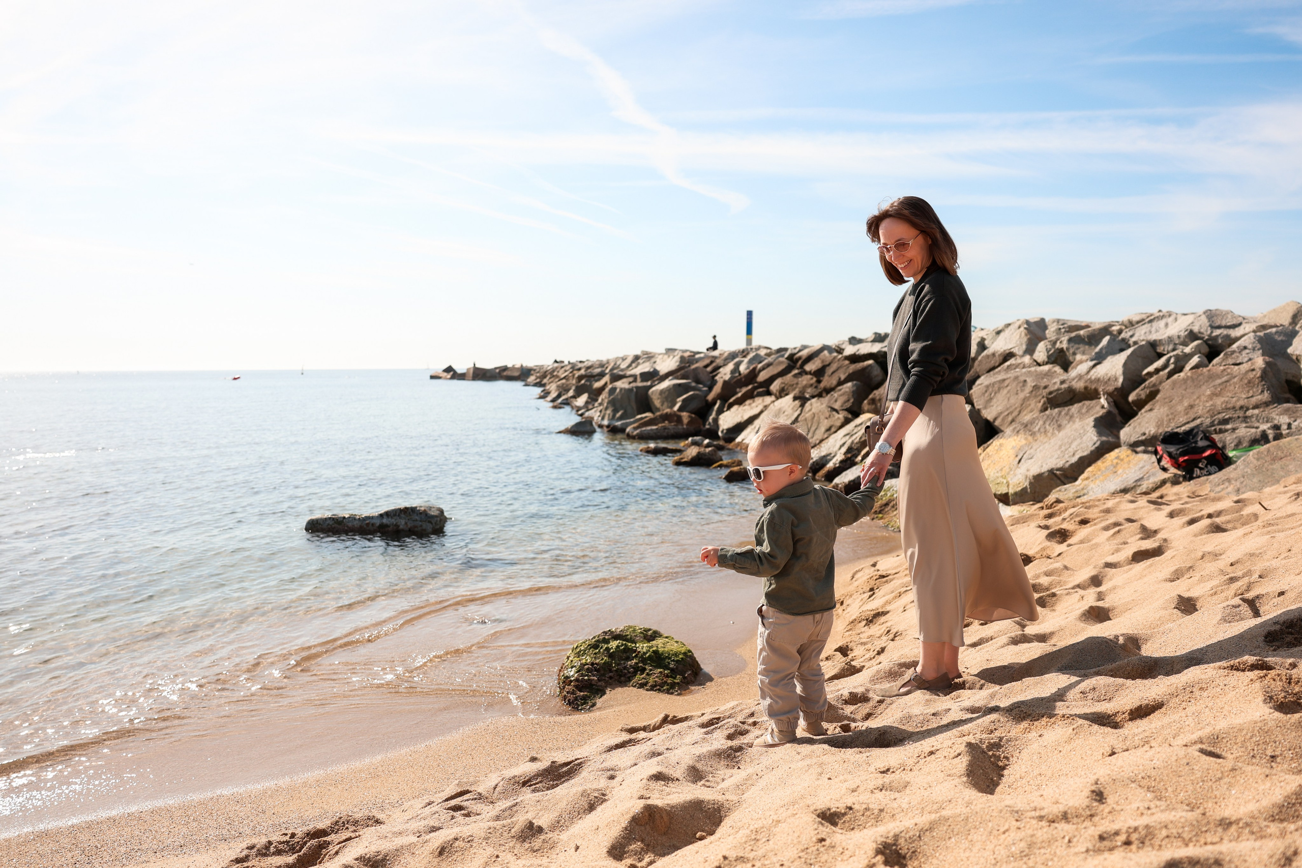 Seashore with a toddler. Natalia Zhuravleva|family, newborn, maternity photographer in Barcelona