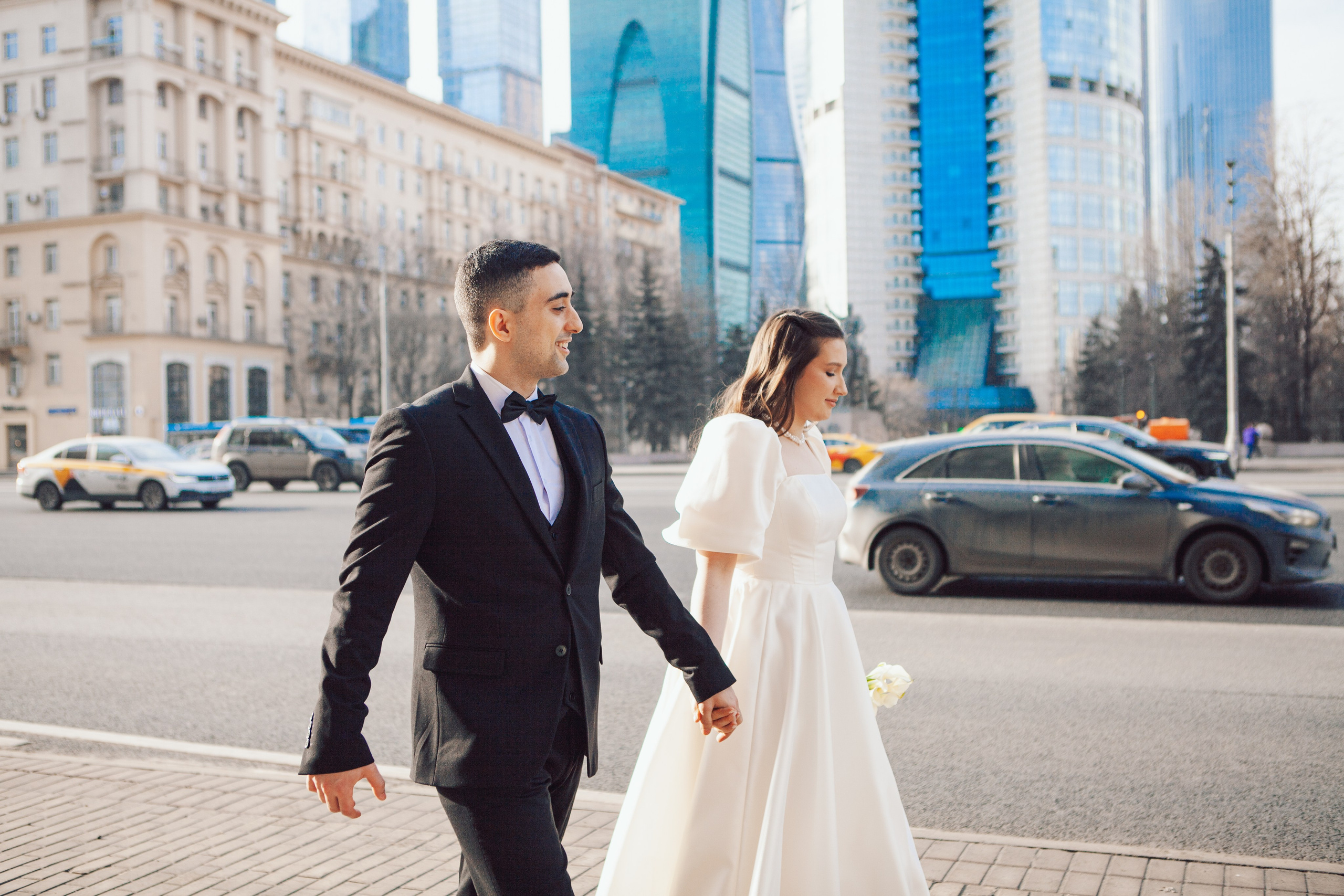 Жених  и невеста гуляют у Делового центра в Москве