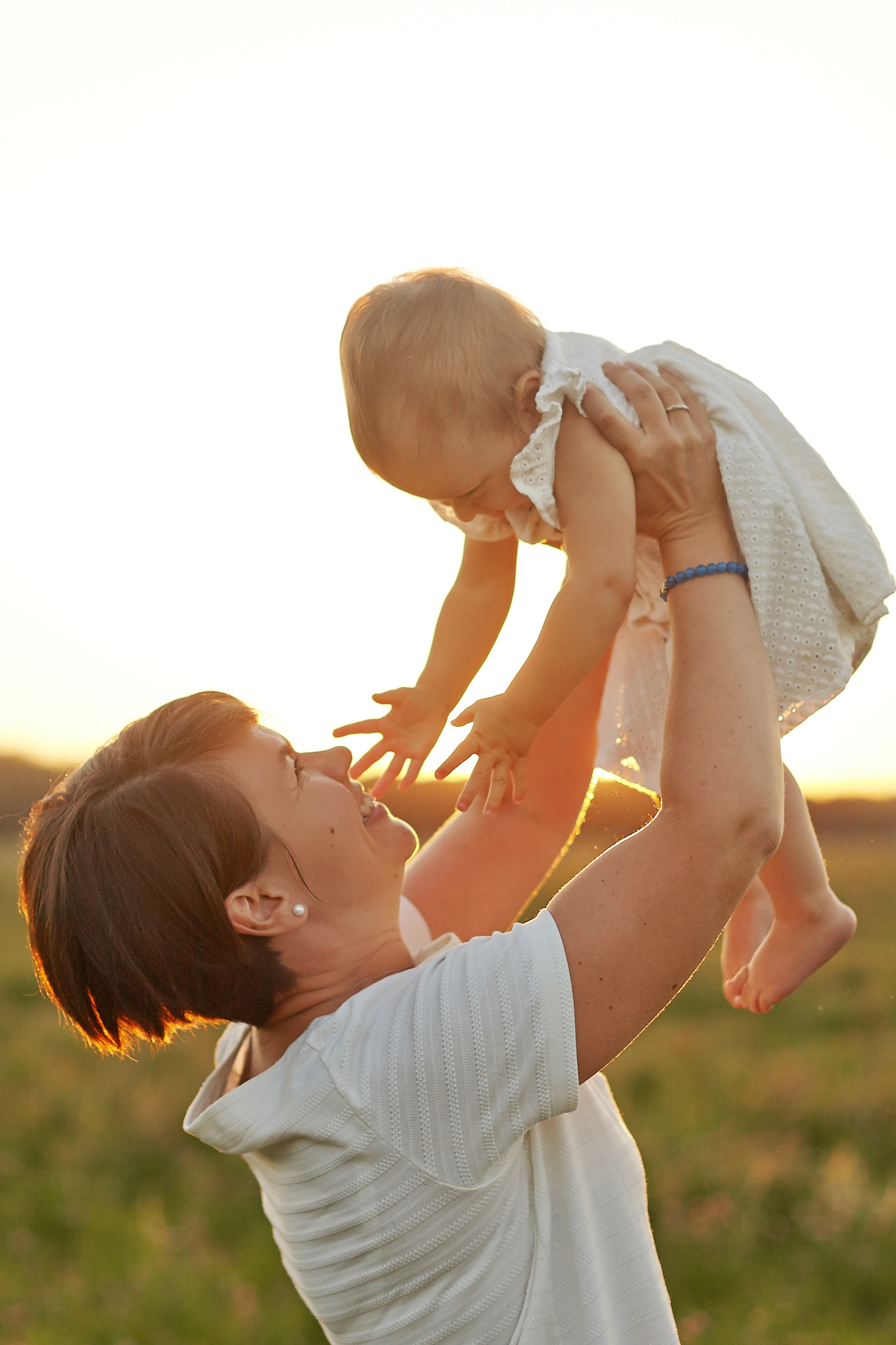 Мама с дочкой в поле на закате. Фотограф Ольга Ефремова
