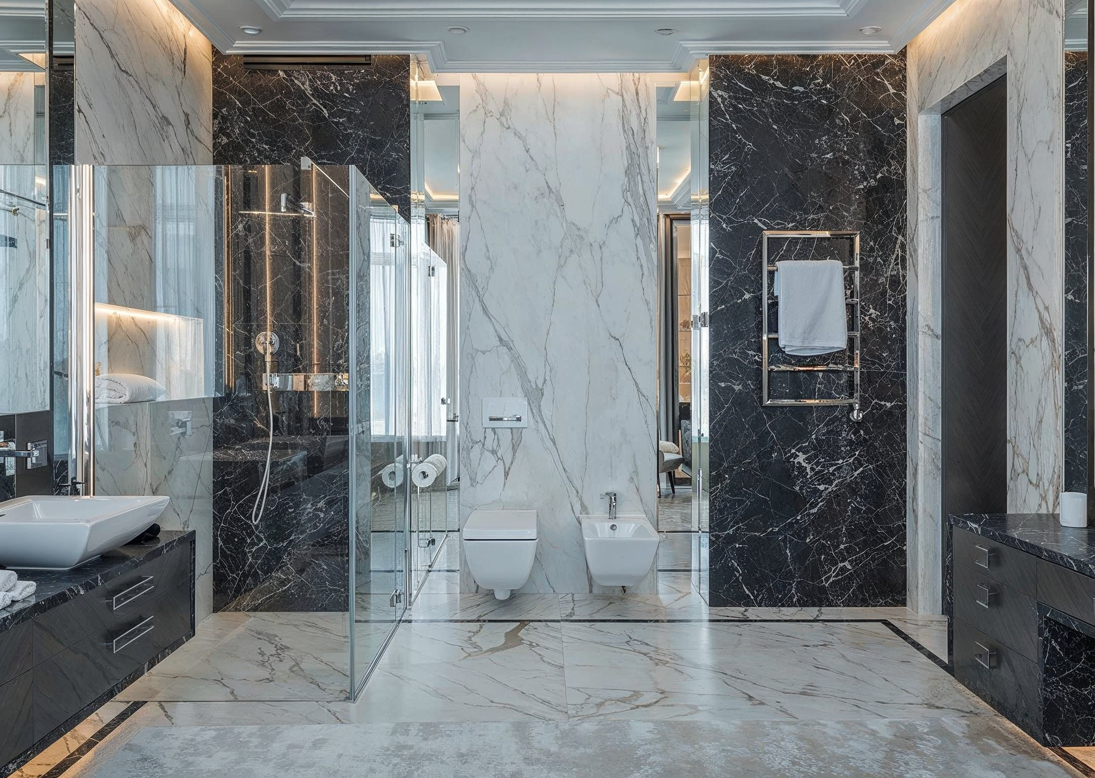 Современная ванная комната с отделкой под белый и черный мрамор — проект Валерии Котович