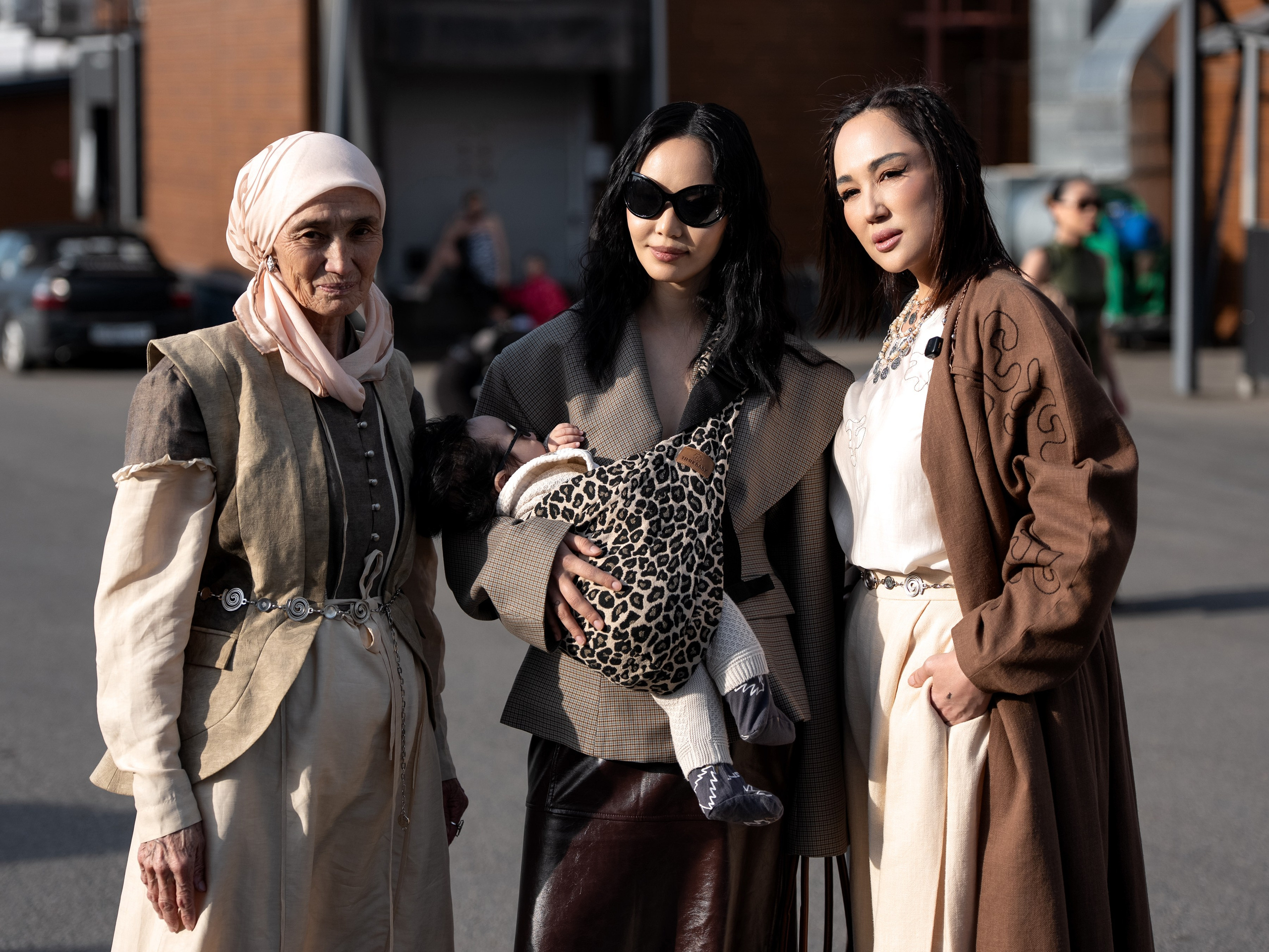 Visa Fashion Week Almaty Pre-Fall 2026 April StreetStyle Day 1. Сайт Алматинского НЮ АРТ, будуар и фэшн фотографа Дениса Карпенко