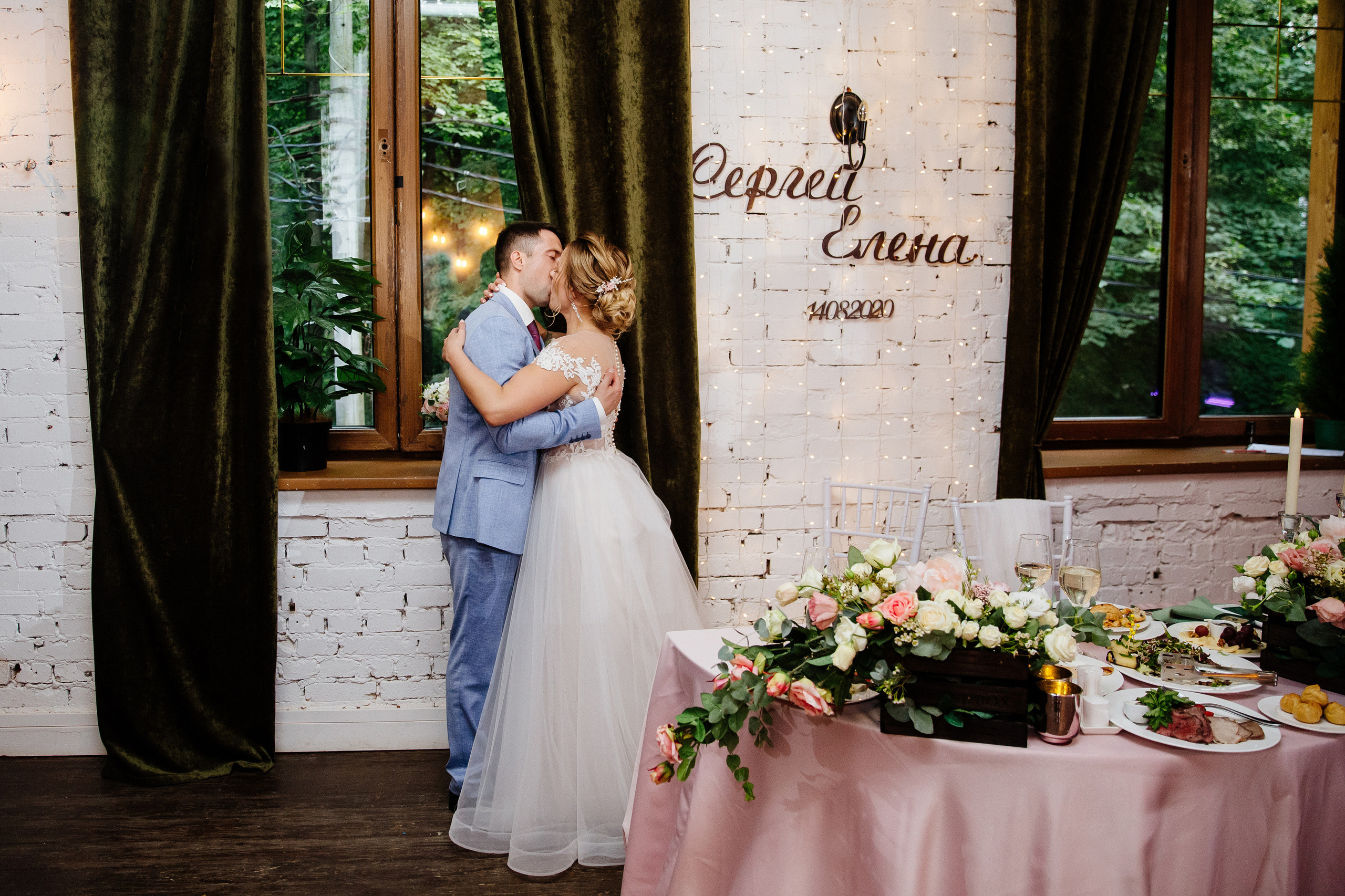 Свадебная фотосессия в Кусково. Свадебный банкет в Forest Hall Форест Холл. Свадьба в Сокольниках. Свадебный и семейный фотограф Екатерина Иванова