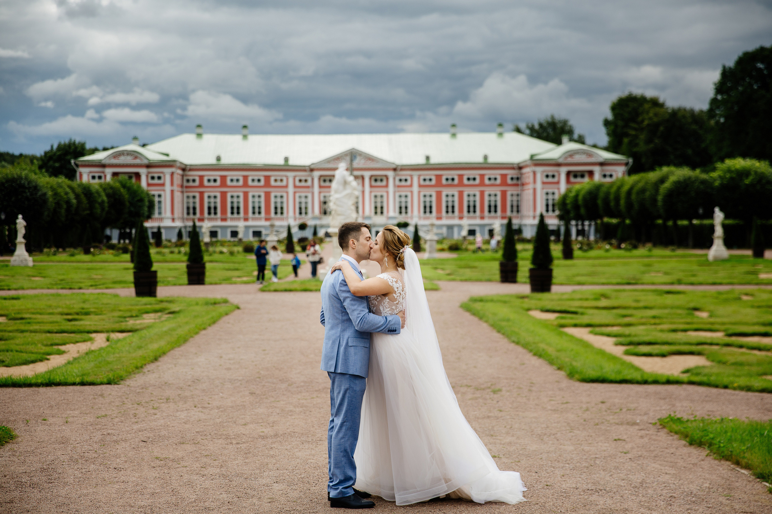 Свадебная фотосессия в Кусково. Свадебный банкет в Forest Hall Форест Холл. Свадьба в Сокольниках. Свадебный и семейный фотограф Екатерина Иванова