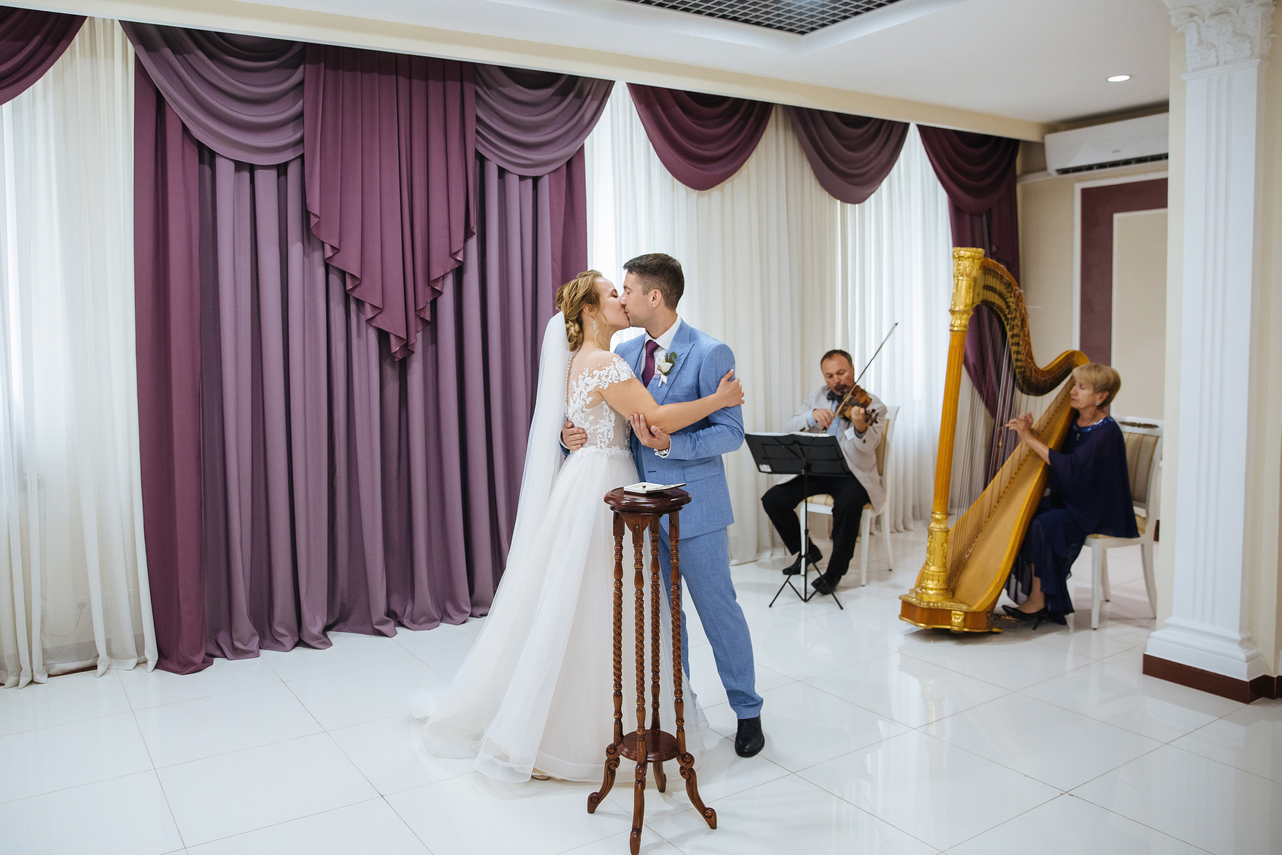 Свадебная фотосессия в Кусково. Свадебный банкет в Forest Hall Форест Холл. Свадьба в Сокольниках. Свадебный и семейный фотограф Екатерина Иванова