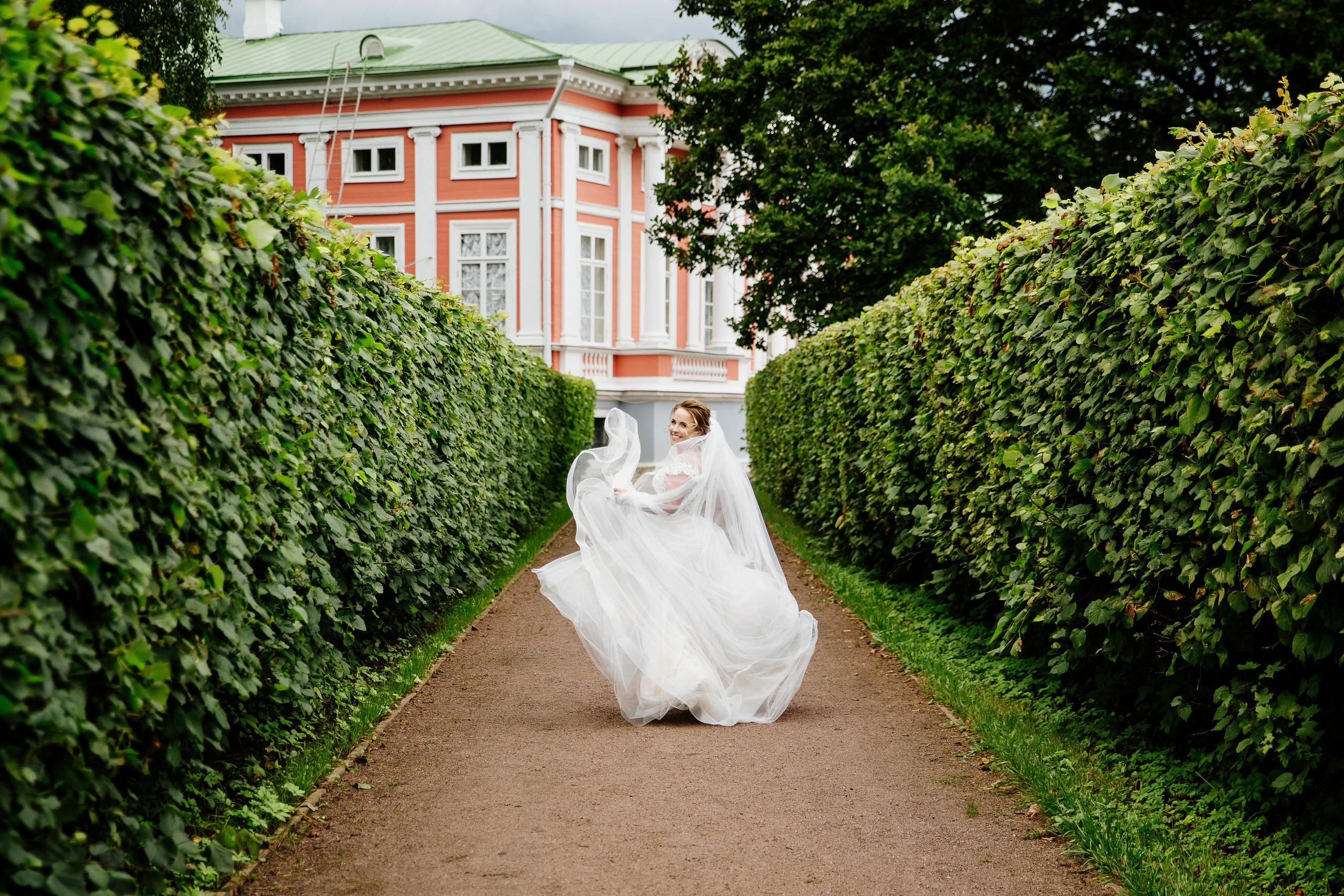 Свадебная фотосессия в Кусково. Свадебный банкет в Forest Hall Форест Холл. Свадьба в Сокольниках. Свадебный и семейный фотограф Екатерина Иванова