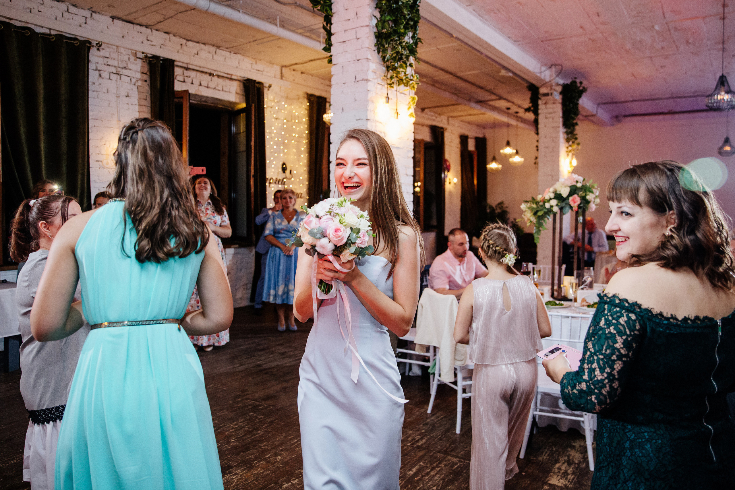 Свадебная фотосессия в Кусково. Свадебный банкет в Forest Hall Форест Холл. Свадьба в Сокольниках. Свадебный и семейный фотограф Екатерина Иванова
