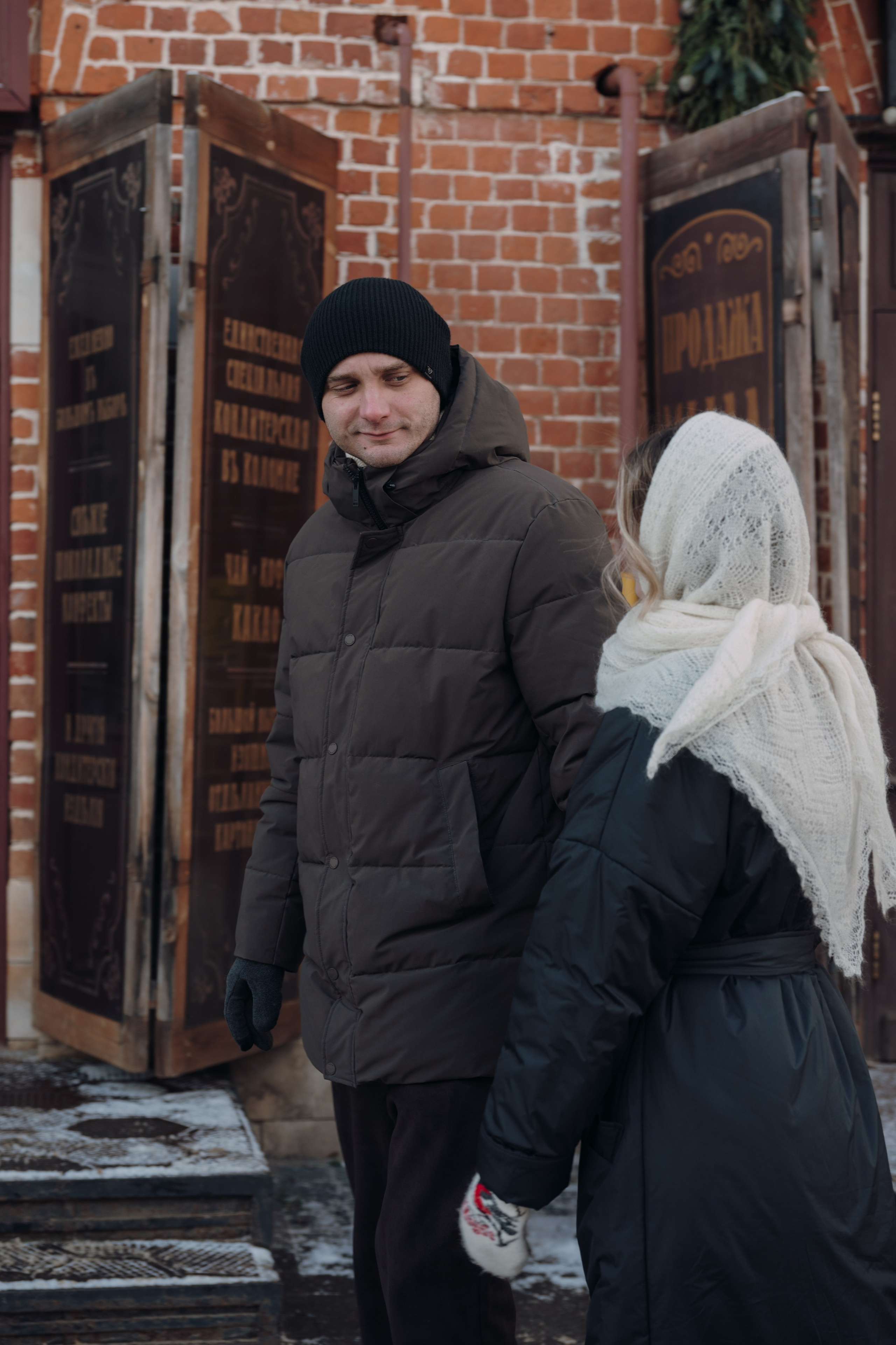 мужчина и женщина гуляют по зимнему городу 