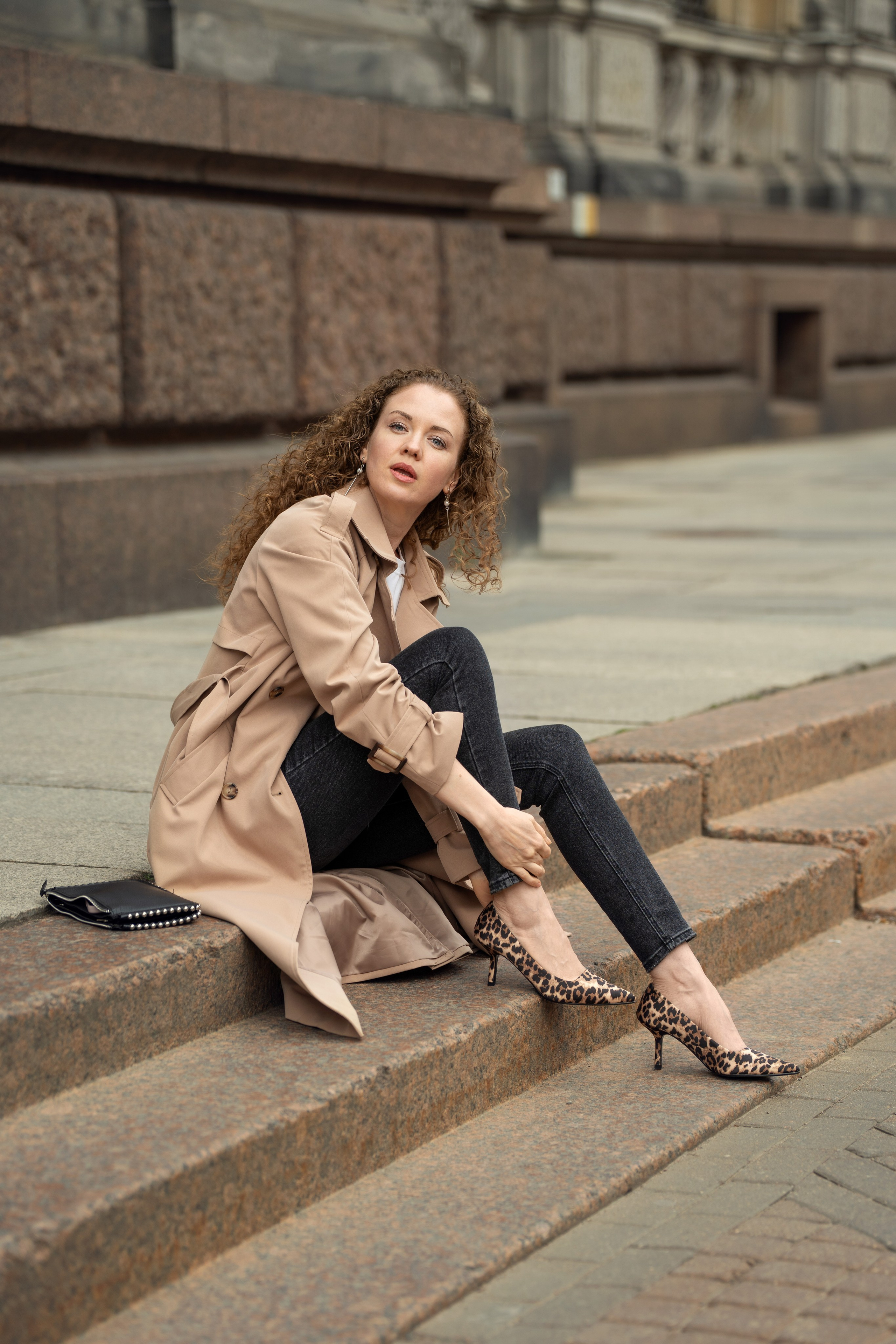 Женщина ждет кого-то у дверей музея имени Штиглица