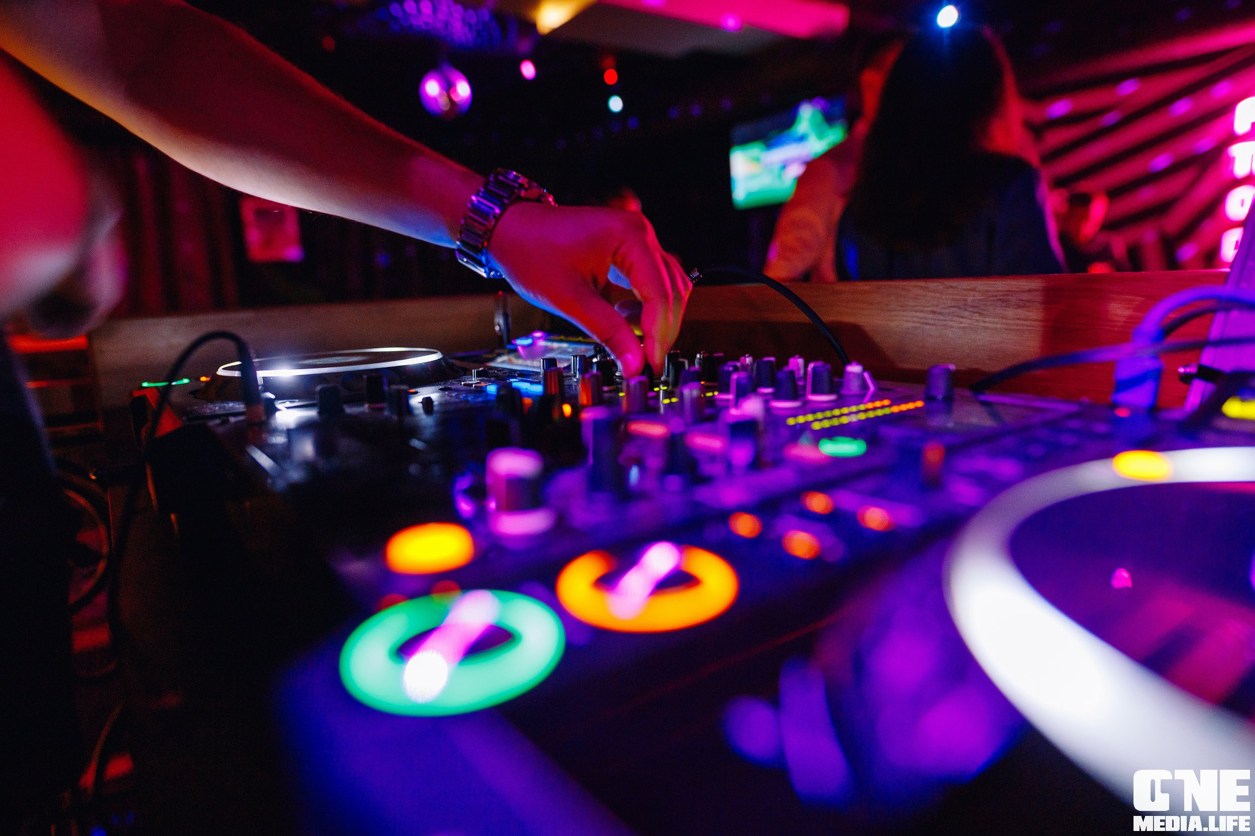 Фоторепортаж из Mirage Disco Bar. One Media Life: фоторепортажи, фотоотчеты с мероприятий и заведений