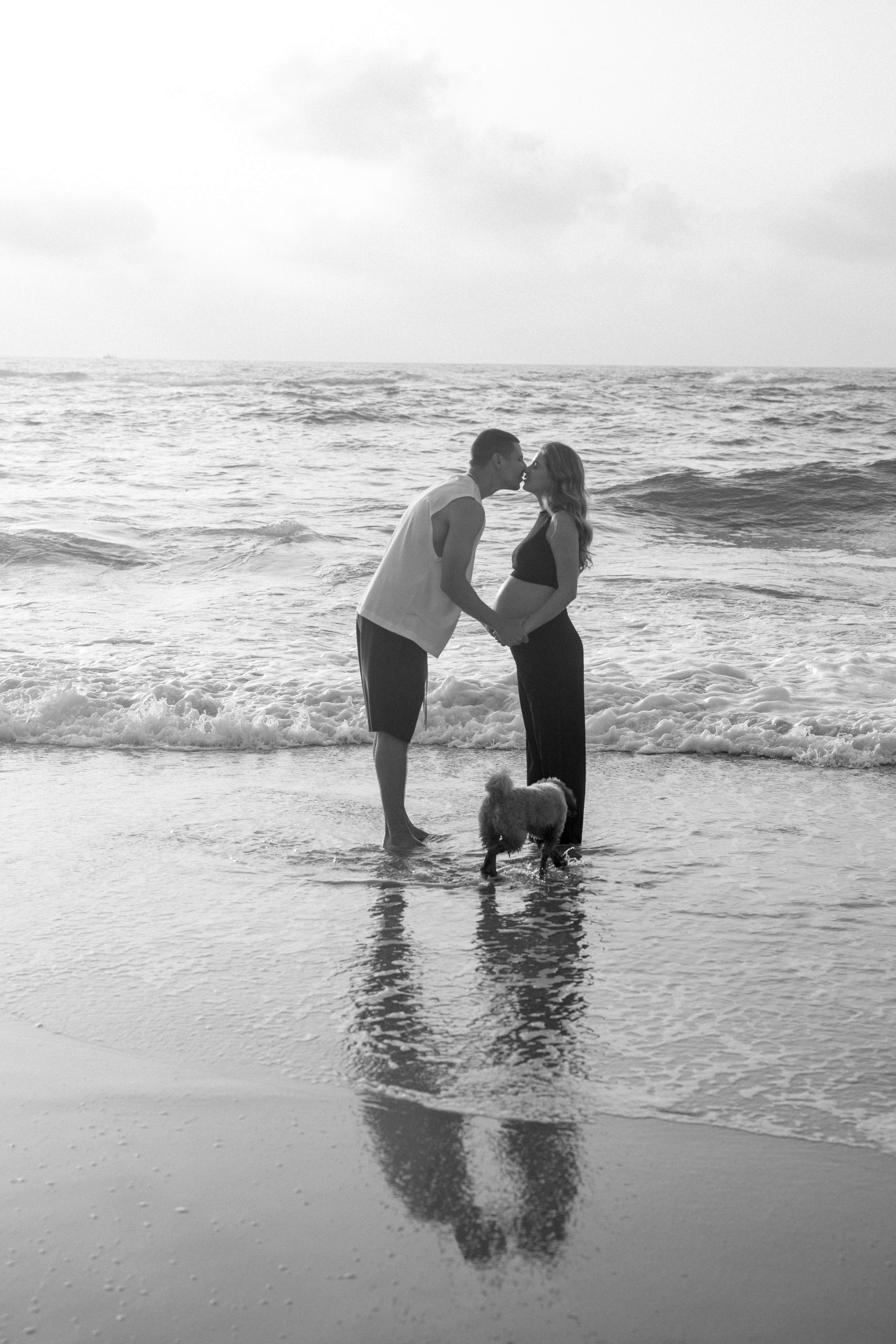 Pregnancy photoshoot near the sea (cloudy weather). Главная