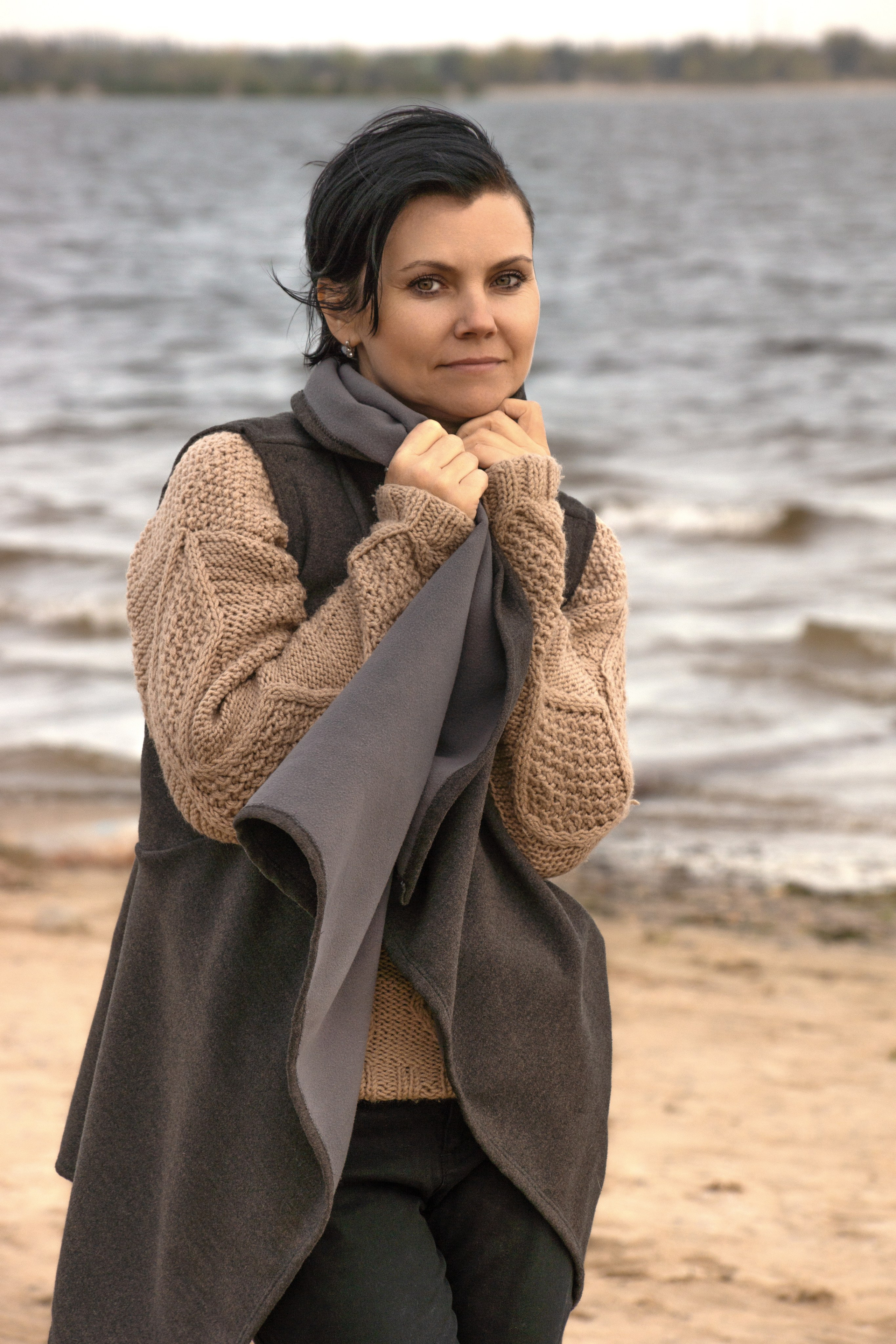 Девушка на берегу реки укуталась в плед Портрет 