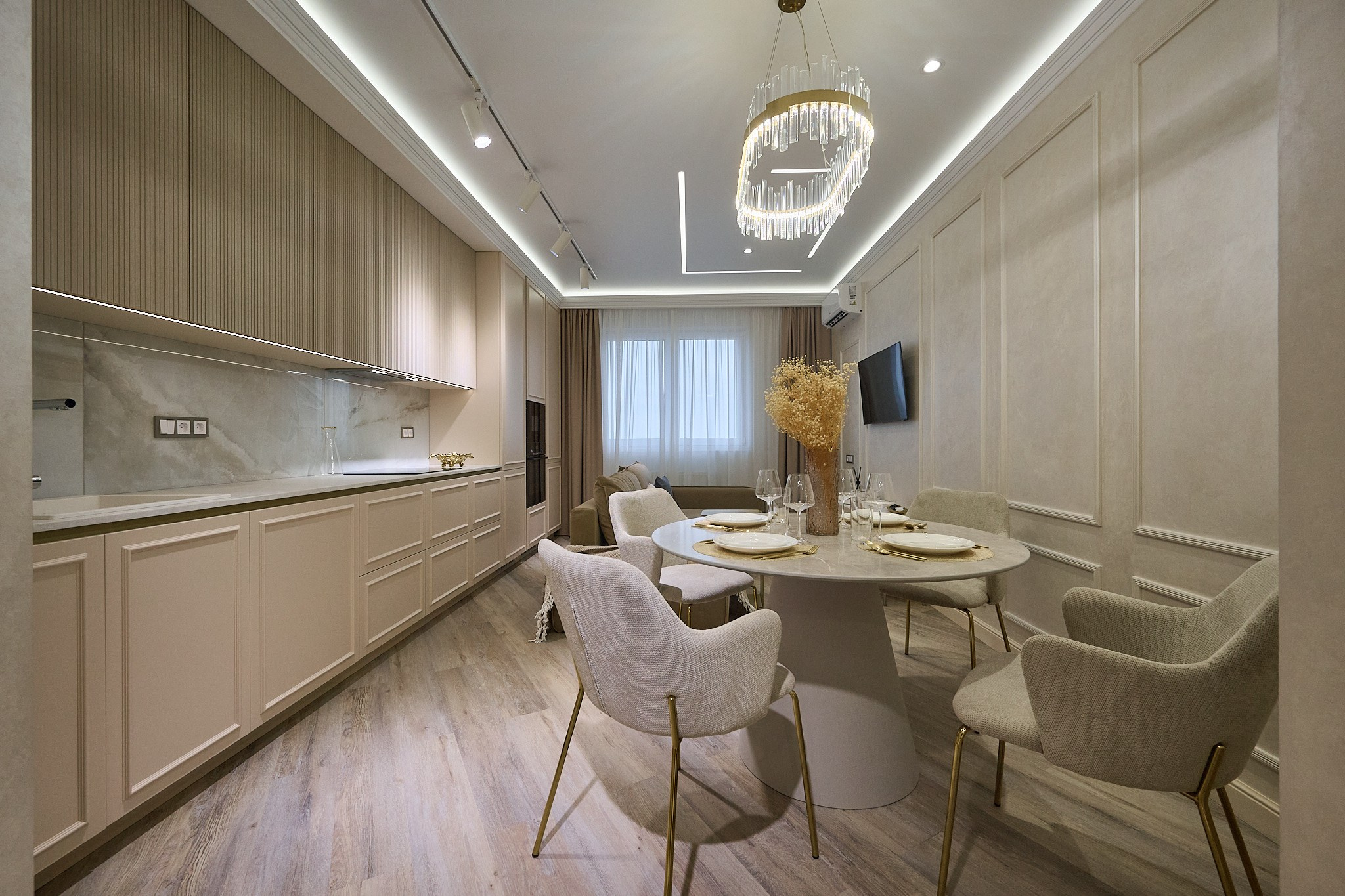 кухня бежевые оттенки белый стол плита бежевые полки круглый светлый стол со светлыми стульями