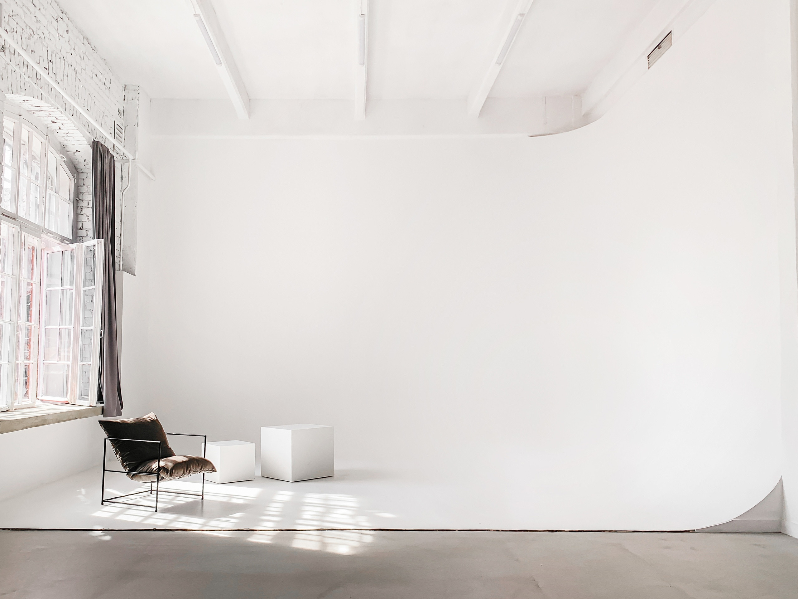 Зал White Room (циклорама). Фотограф Герман Локоцкий, семейные фотосессии в Санкт-Петербурге