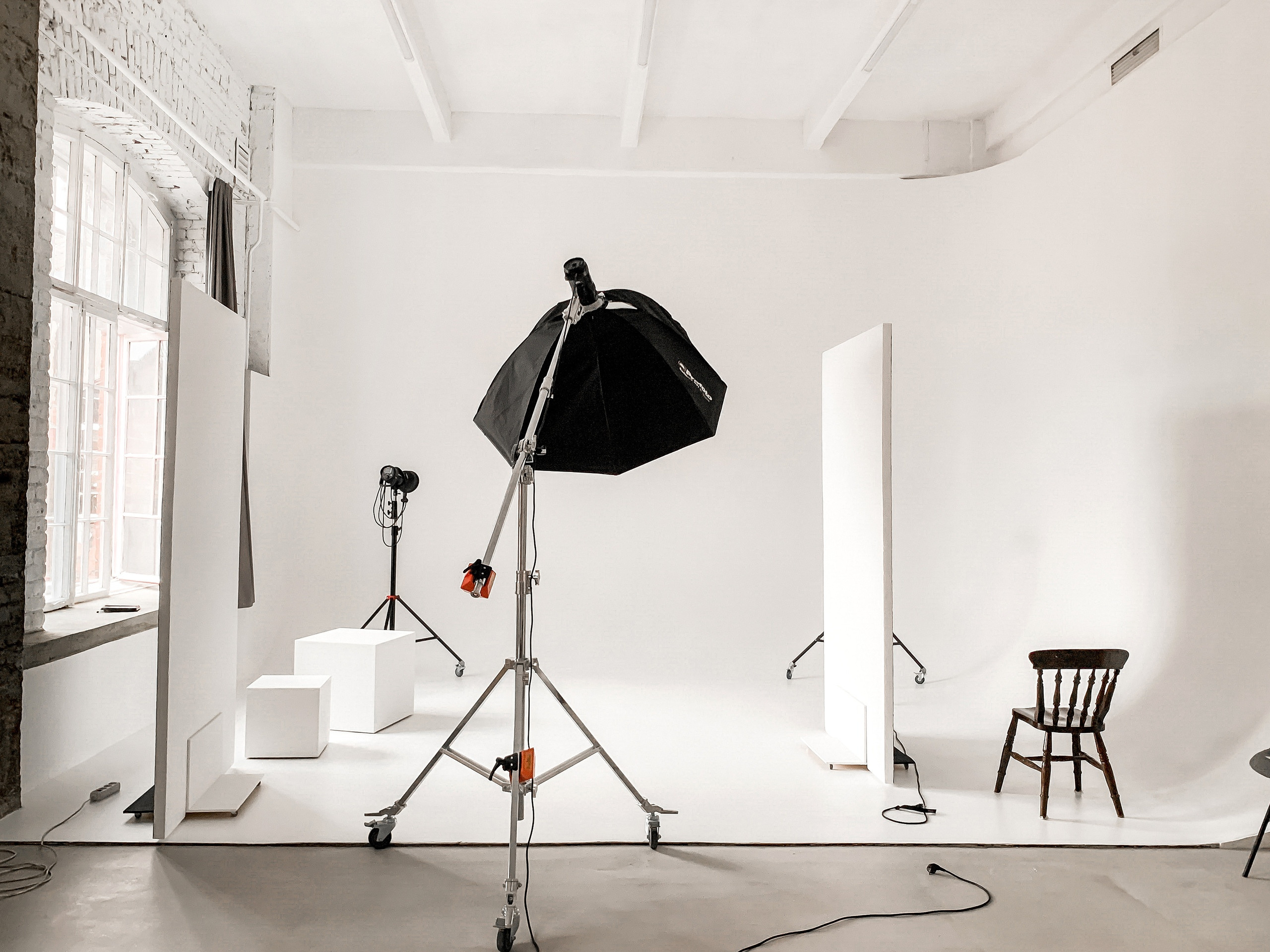 Зал White Room (циклорама). Фотограф Герман Локоцкий, семейные фотосессии в Санкт-Петербурге