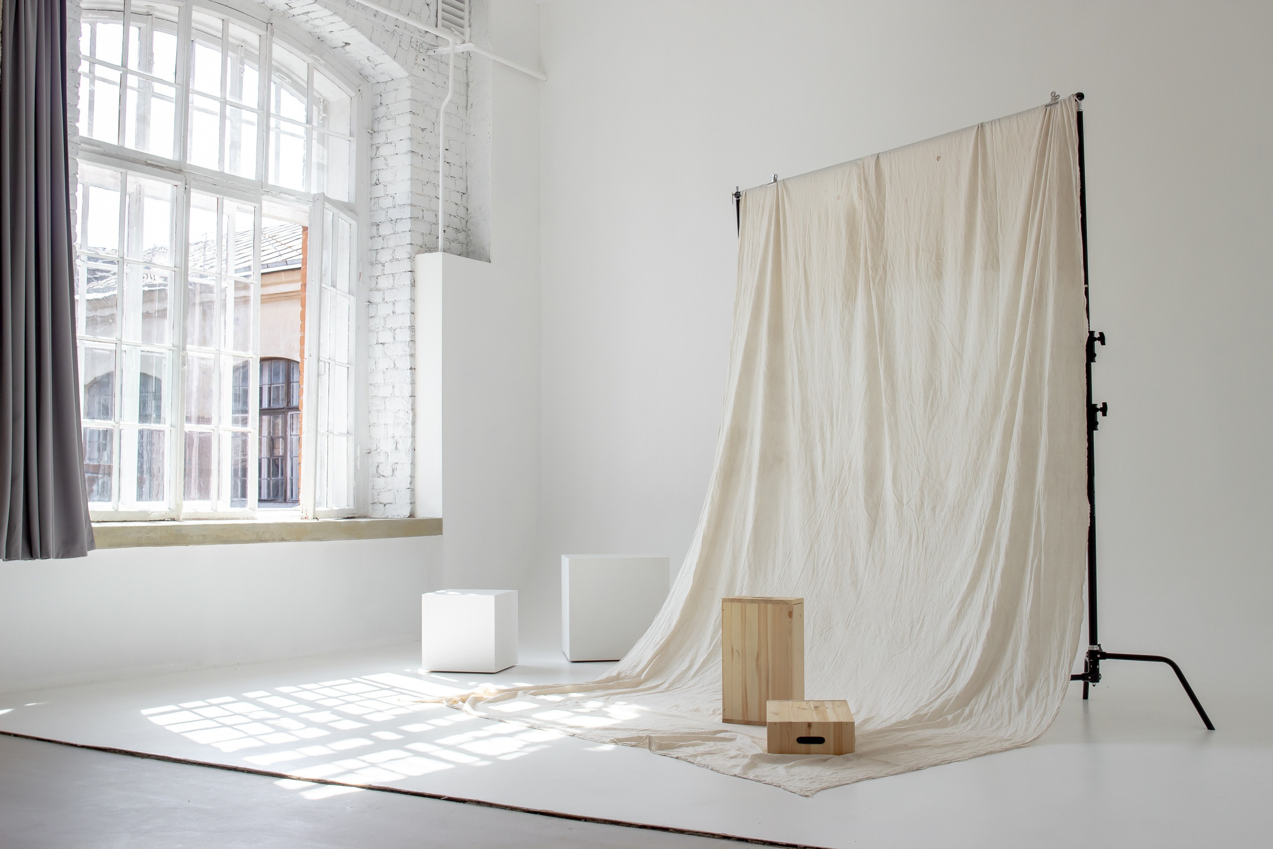 Зал White Room (циклорама). Фотограф Герман Локоцкий, семейные фотосессии в Санкт-Петербурге