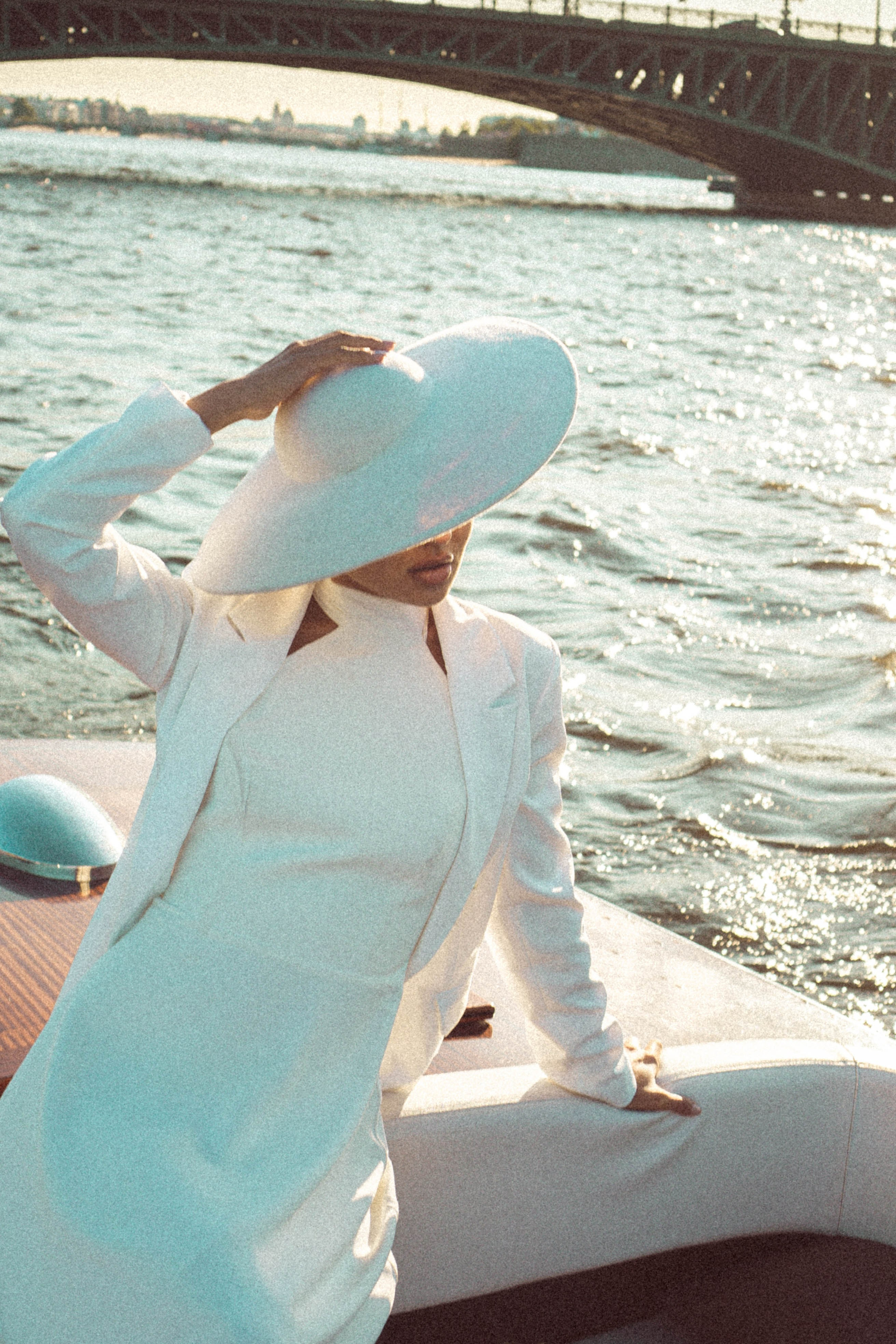 СВАДЕНБНАЯ СЬЕМКА НА КАТЕРЕ ПО КАНАЛАМ САНКТ-ПЕТЕРБУРГА И В АКВАТОРИИ НЕВЫ. Профессиональный фотограф, Санкт-Петербург — Виктория Богомолова