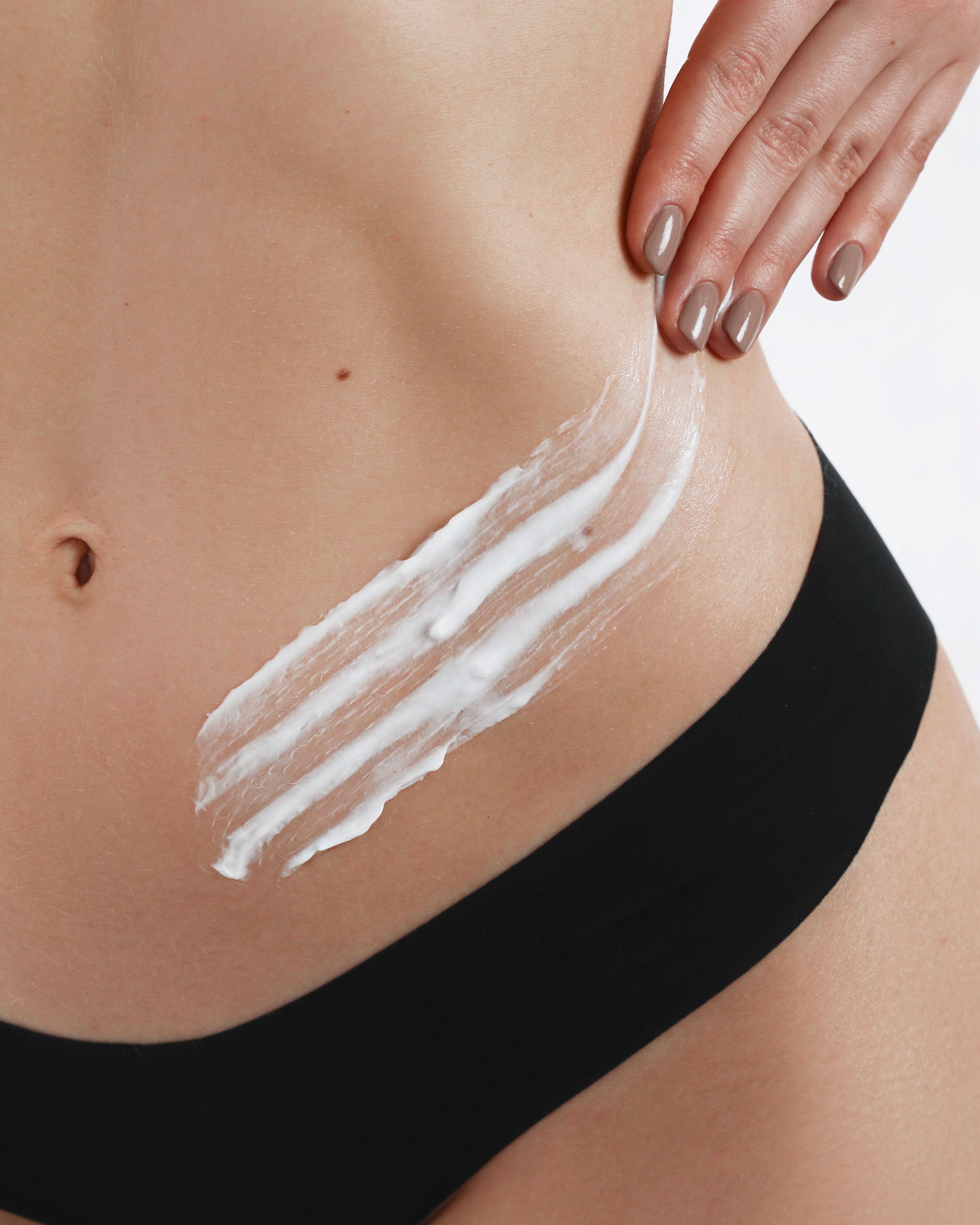 Текстура крема на женской коже. Крем на коже девушки. 