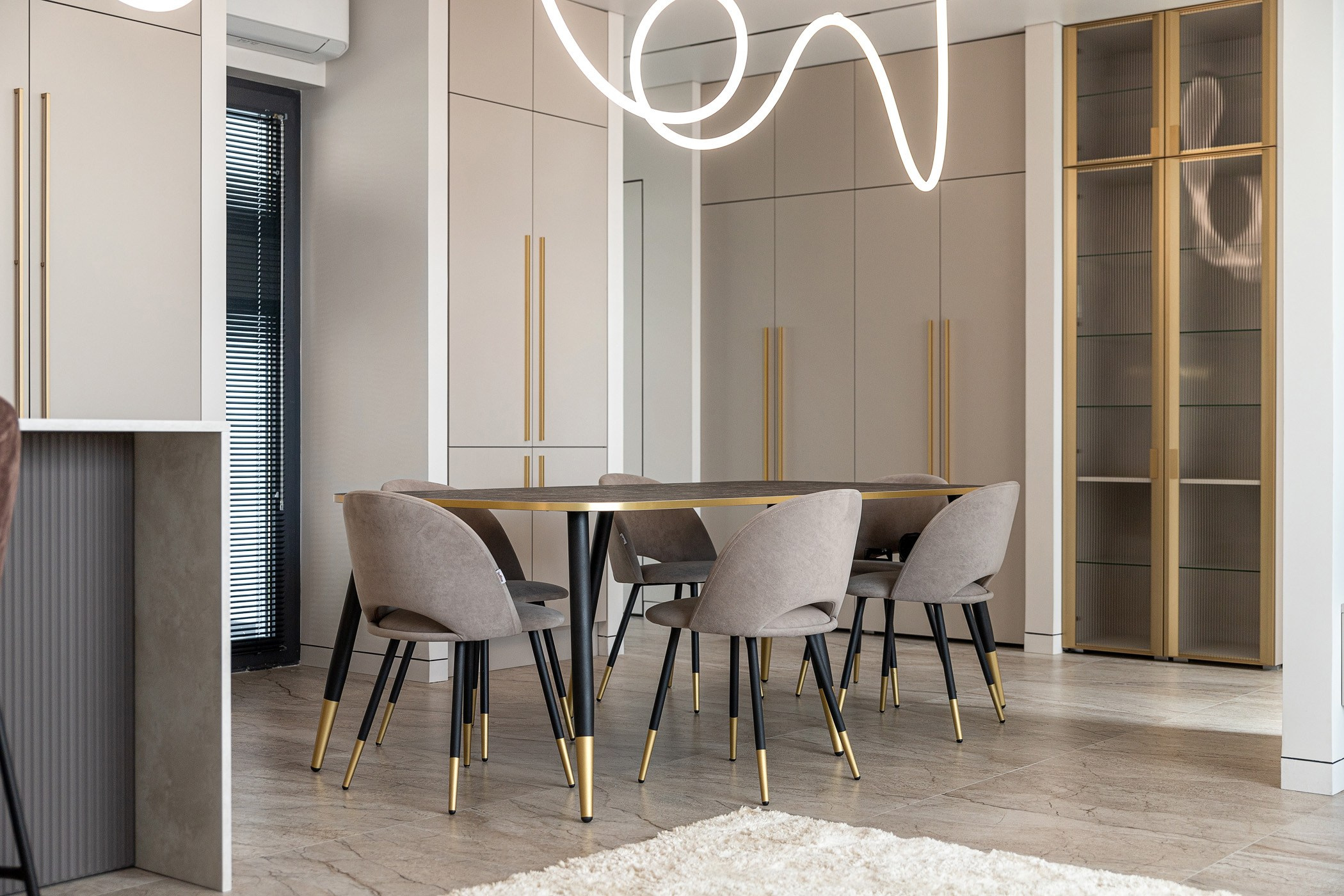 Интерьерная съёмка квартир, домов и прочей недвижимости. Интерьер кухни. Кухонный стол и стулья