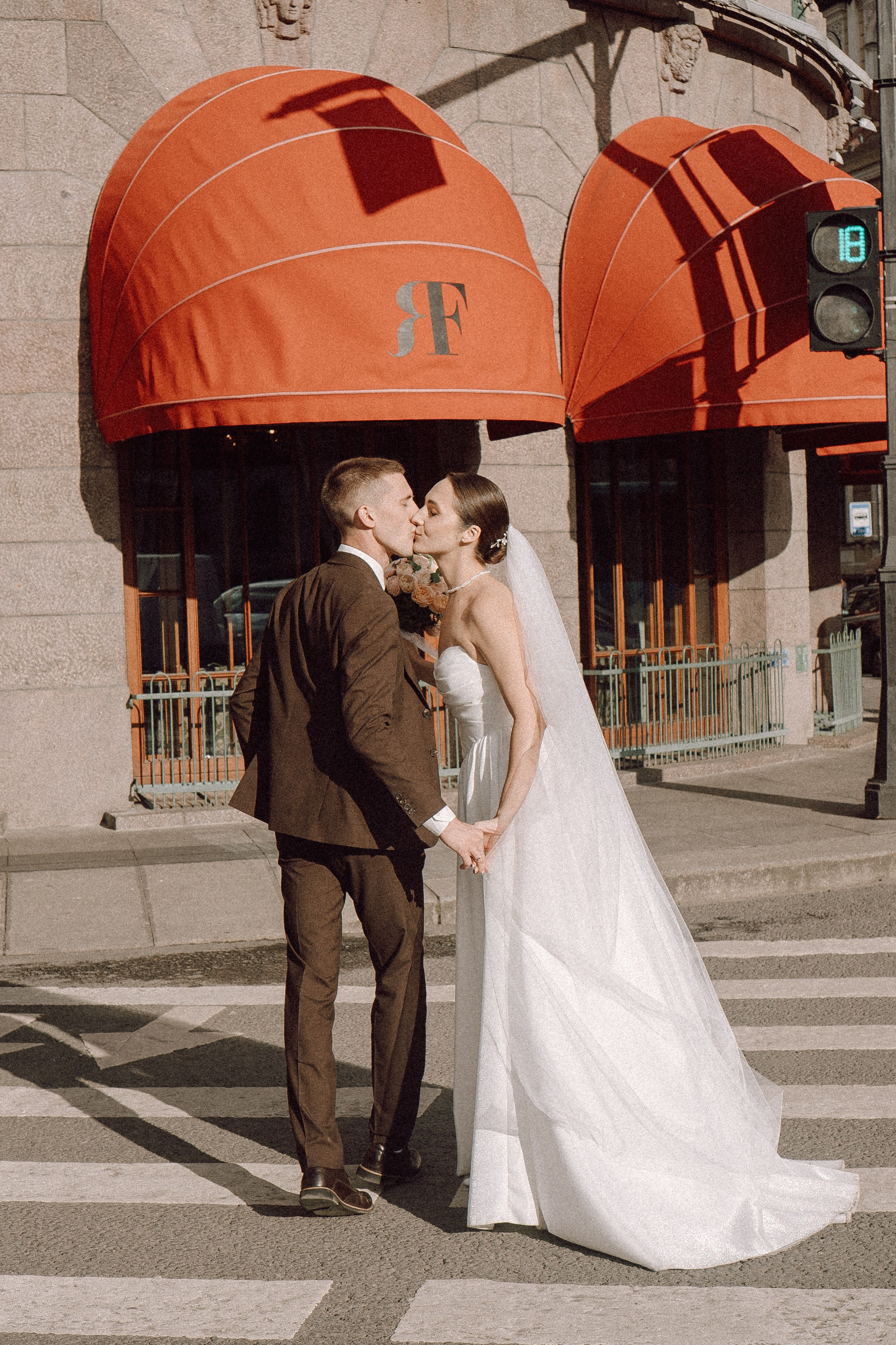 СВАДЕБНАЯ ПРОГУЛКА В САНТК-ПЕТЕРБУРГЕ (ИСАКИЕВСКИЙ СОБОР, ЗИМНЯЯ КАНАВКА, ЭРМИТАЖ И БОЛЬШАЯ МОРСКАЯ УЛИЦА). Профессиональный фотограф, Санкт-Петербург — Виктория Богомолова