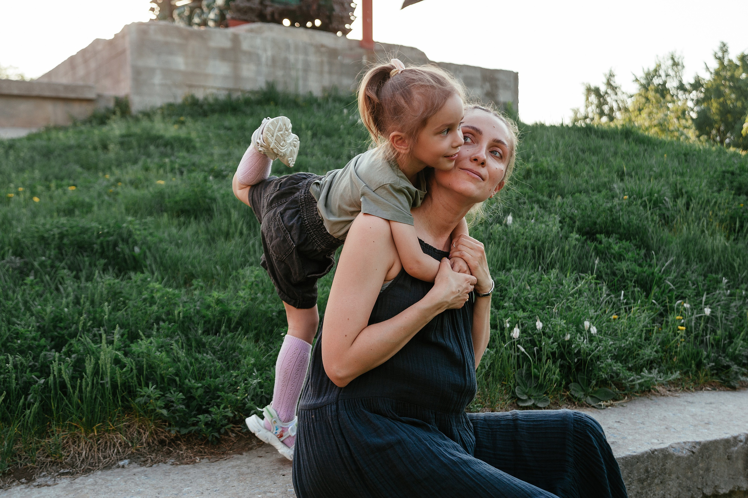 Уличная семейная фотосессия в Краснообске. Семейный фотограф Дарья Едапина Новосибирск. Фотограф Дарья Едапина Новосибирск