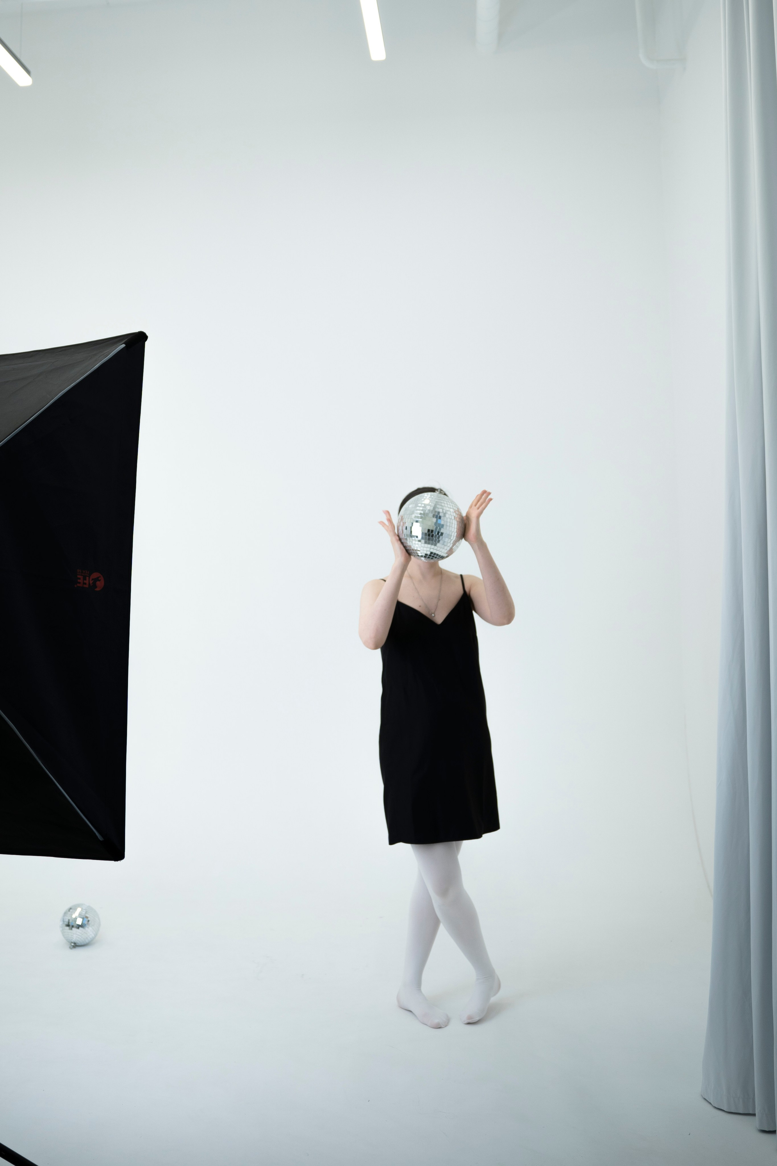 ДЕВОЧКА НА ШАРЕ. Главная