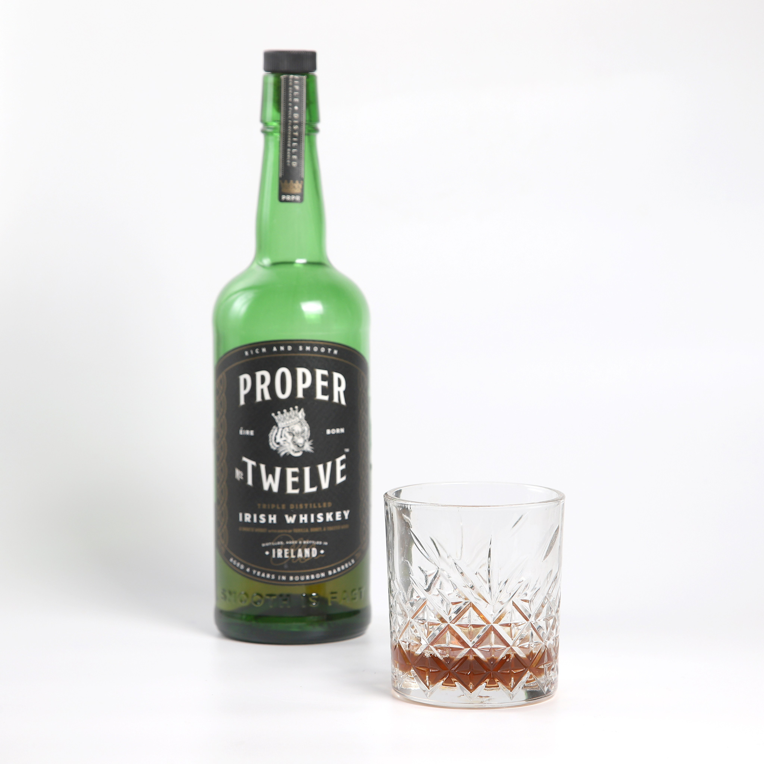 Фуд-фотография Proper Twelve с бокалом.