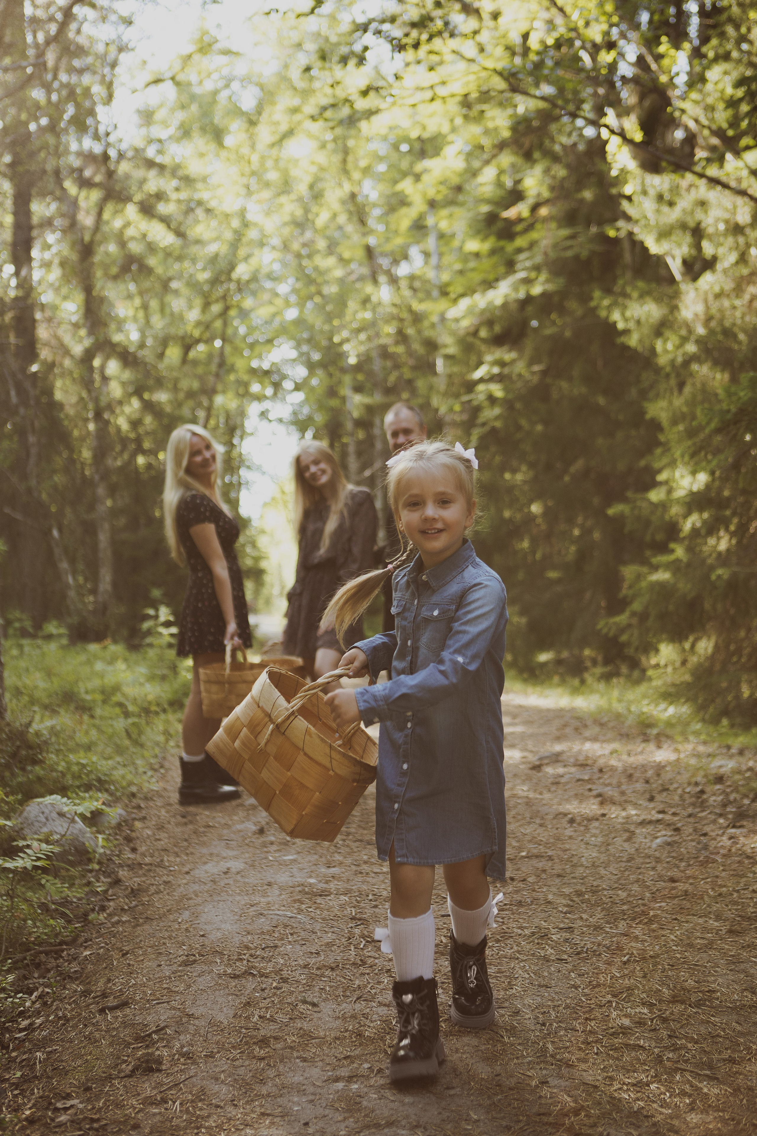 Семейная фотосессия в лесу. Фотограф в Москве Таша Логинова