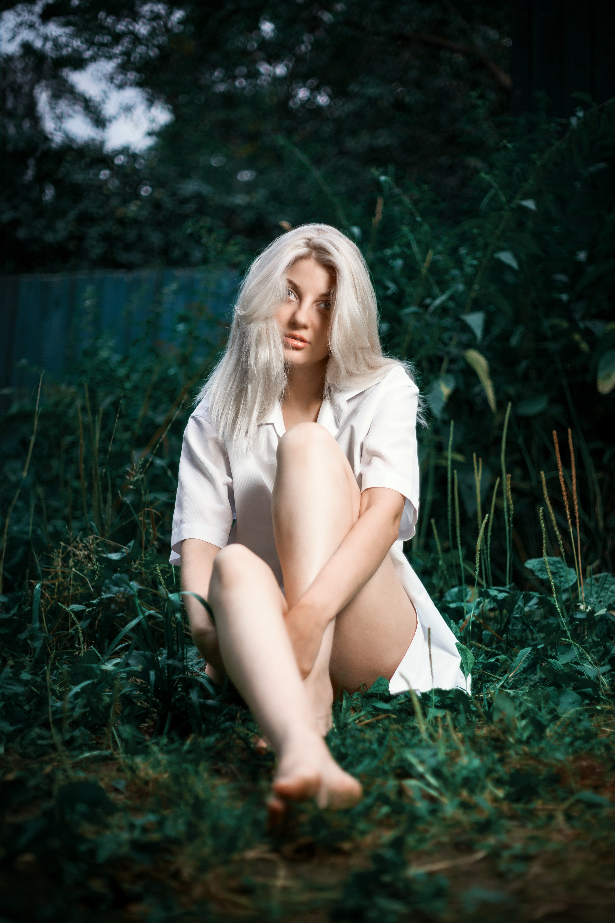 Откройте для себя магию "Белоснежной гармонии" в этом фотоальбоме, где девушка с белоснежными волосами предстаёт в утончённых образах на природе. Наслаждайтесь кадрами, где она лежит на дереве у озера и на траве, с элегантной рубашкой, добавляющей загадочности и эстетики. Девушка, молодая девушка, Блондинка, Фотосеесия, Подросток, Крашенные волосы, Озеро, Рубашка, Позировка, Потрет, Полуголая, Полуголая девушка, Девушка в белье, Дерево, Озеро, Красотка, Ноги, Трава, Ню,
