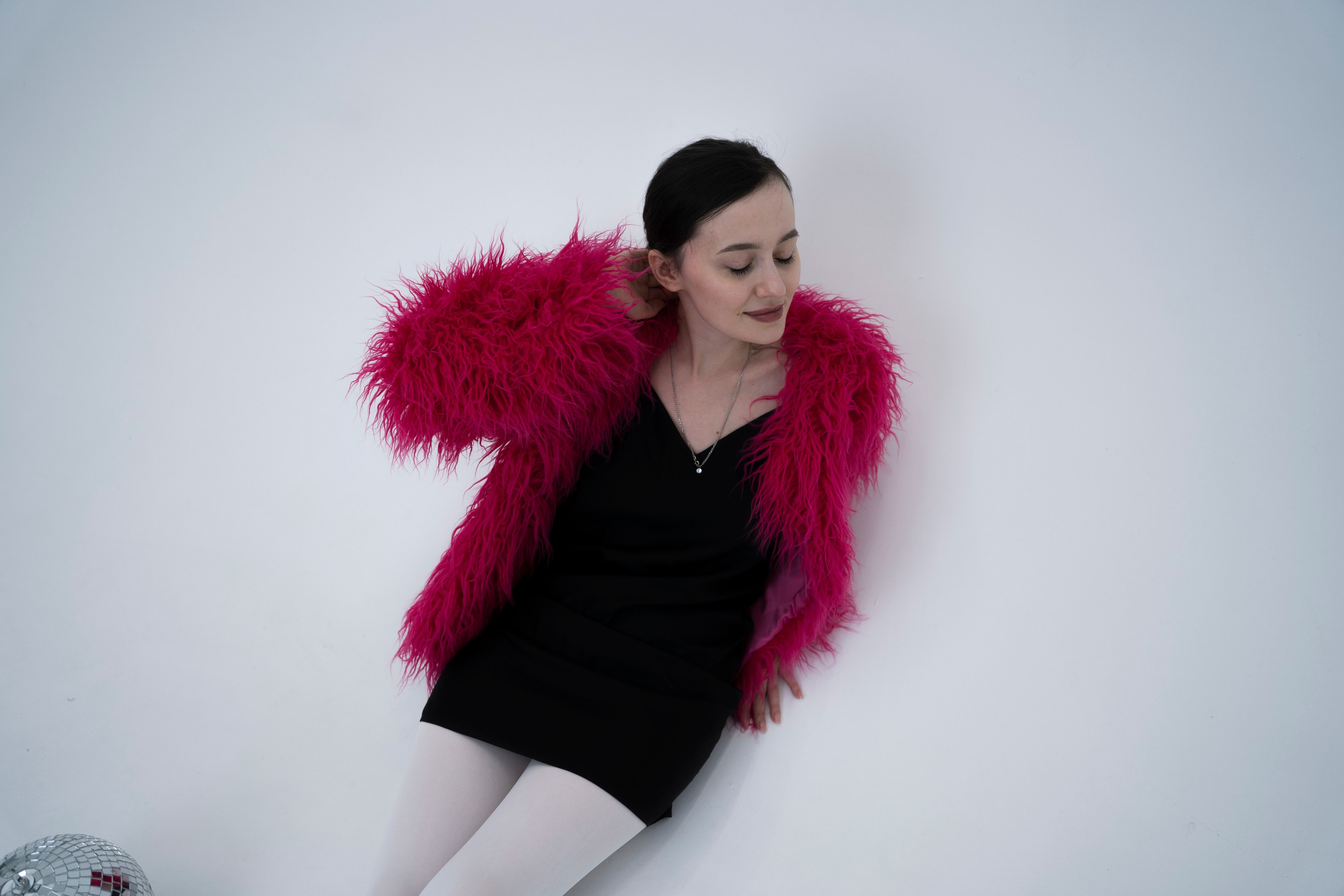 ДЕВОЧКА НА ШАРЕ. Главная