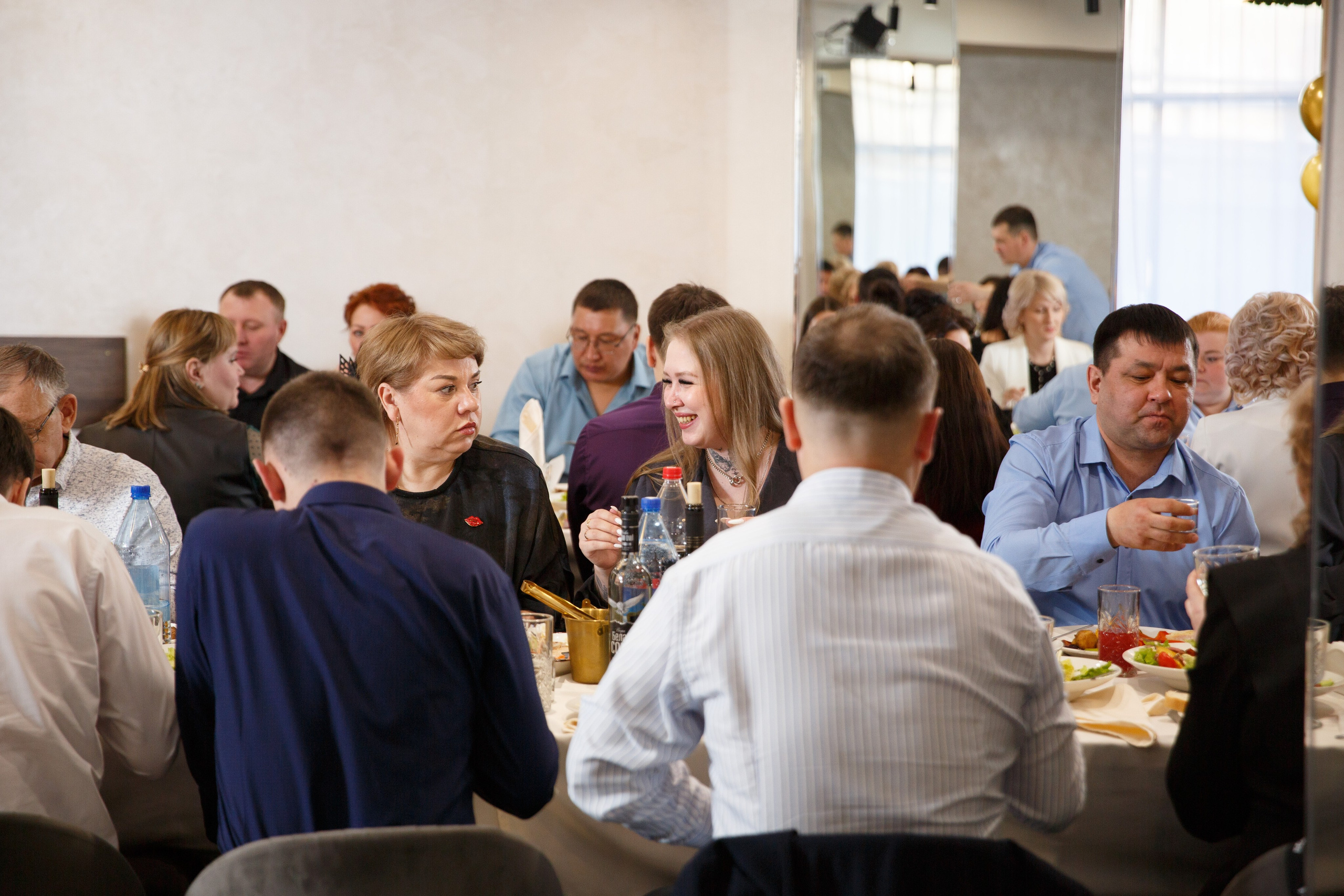 Семейное торжество в ресторане — живой фотоотчет от фотографа Алексея. Репортажный фотограф на дни рождения и юбилеи в Улан-Удэ — Алексей Раднаев