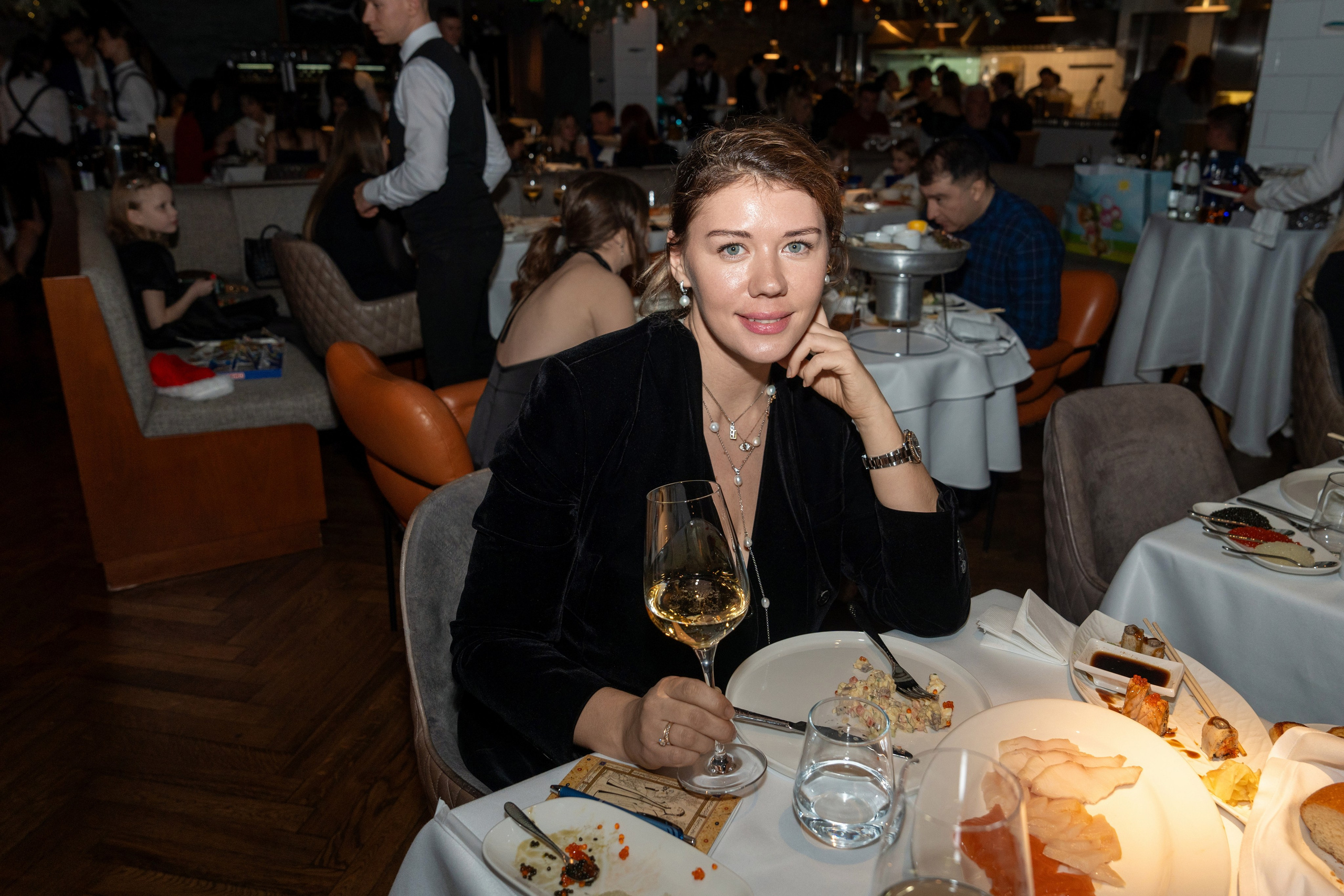 Новый год 2025 в ресторане Сахалин. Репортажный фотограф в Красной Поляне и Сочи Павлюченко Екатерина