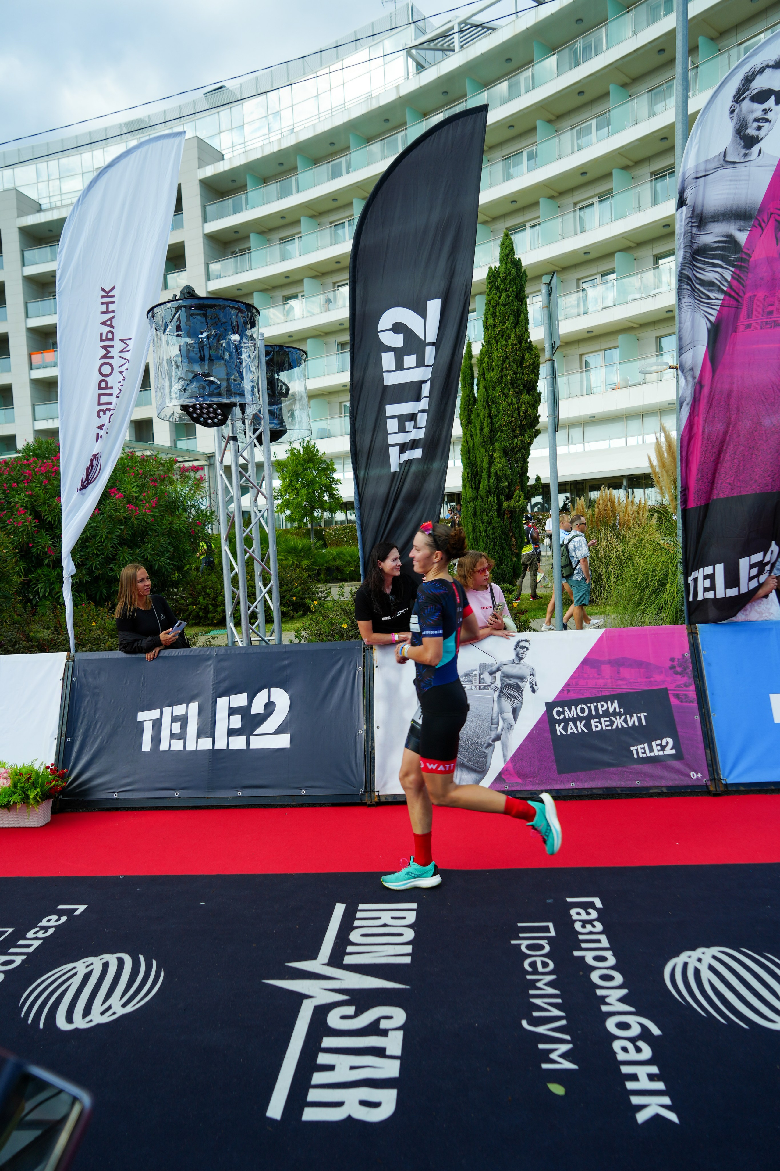 Фотоотчет партнерской интеграции для компании TELE2 на фестивале Ironstar. Репортажный фотограф в Красной Поляне и Сочи Павлюченко Екатерина