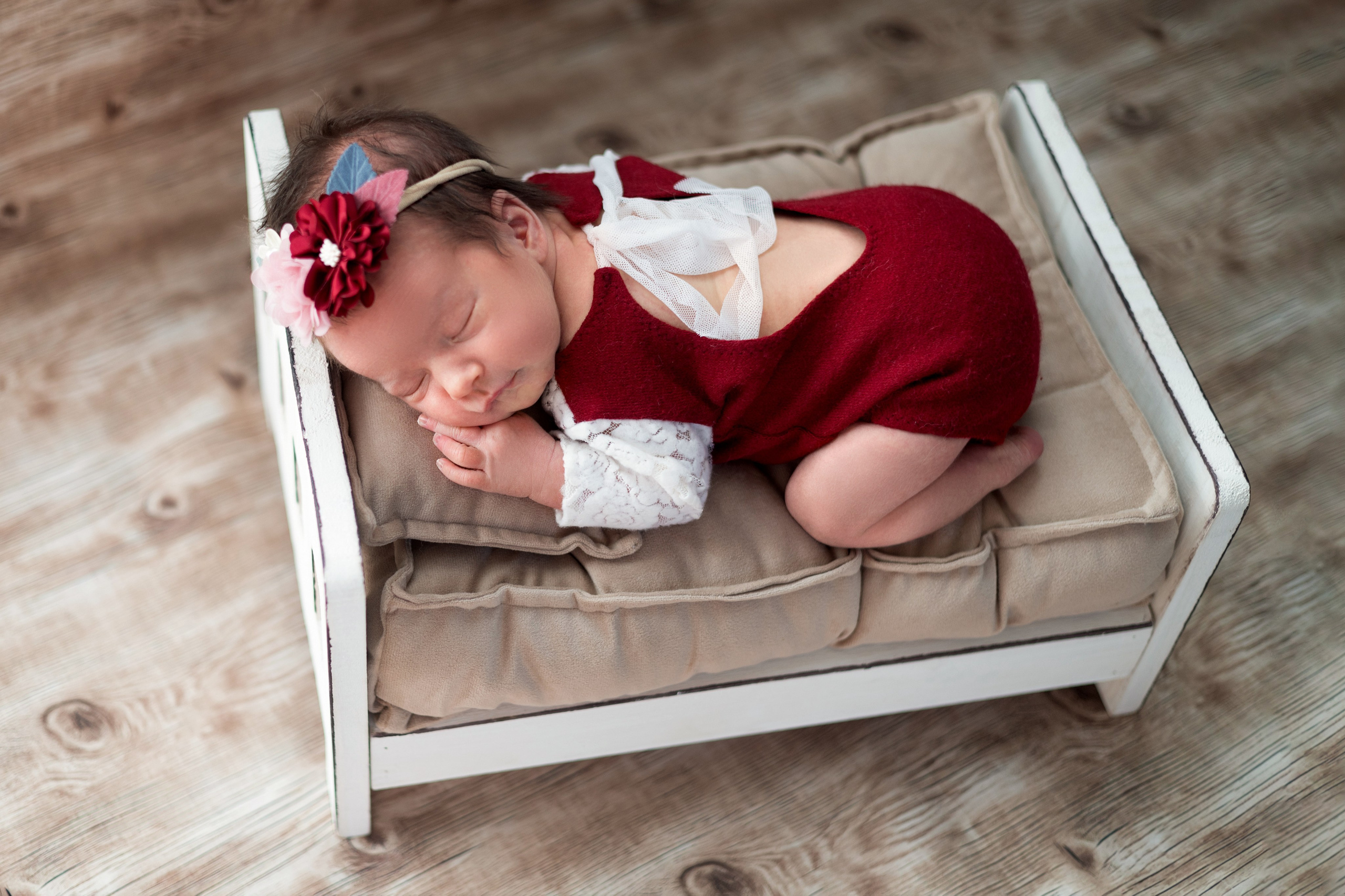 ньюборн ребенок спит на белой кроватке