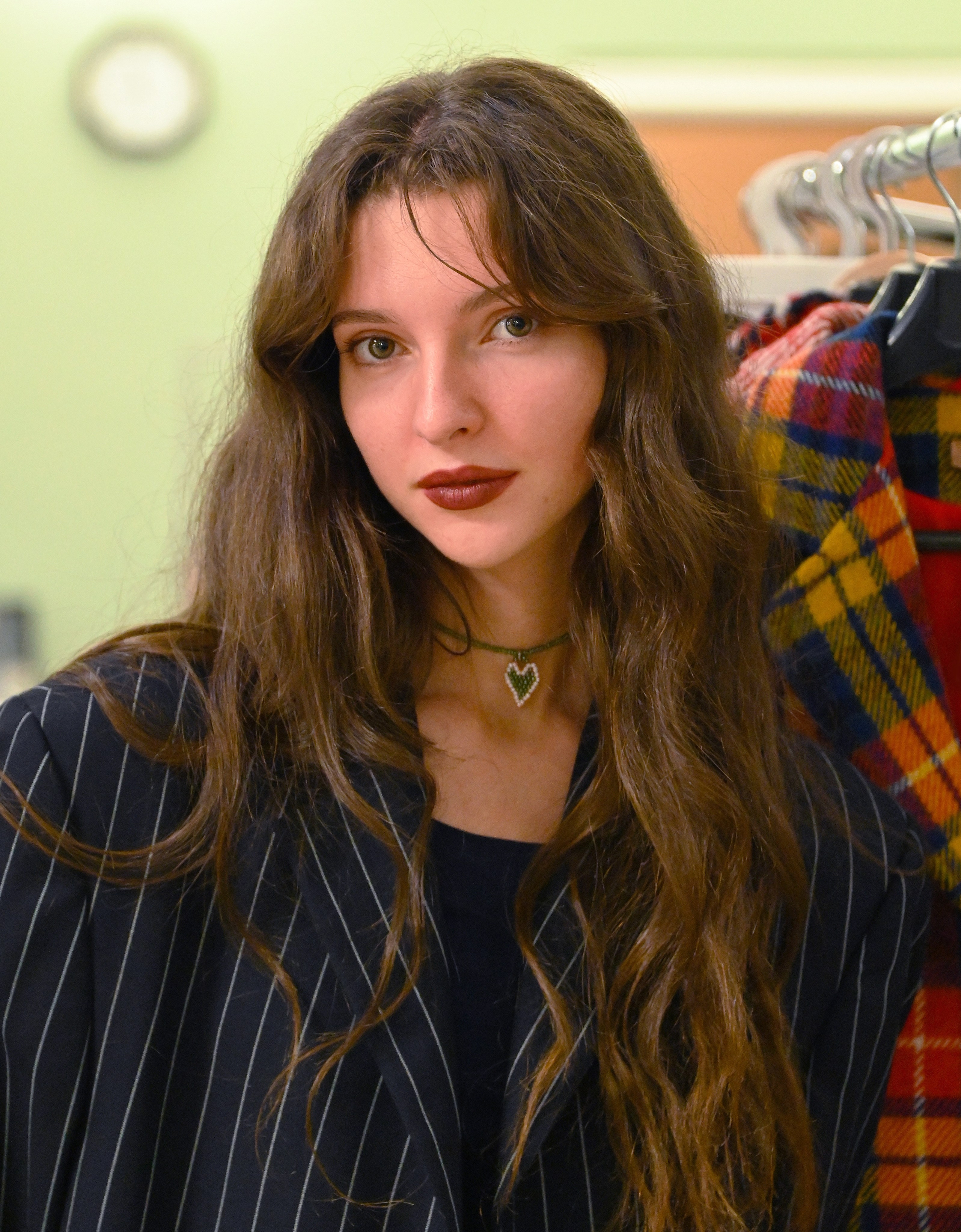 Прекрасная кудрявая модель из Геленджика в костюме с вертикальной полоской